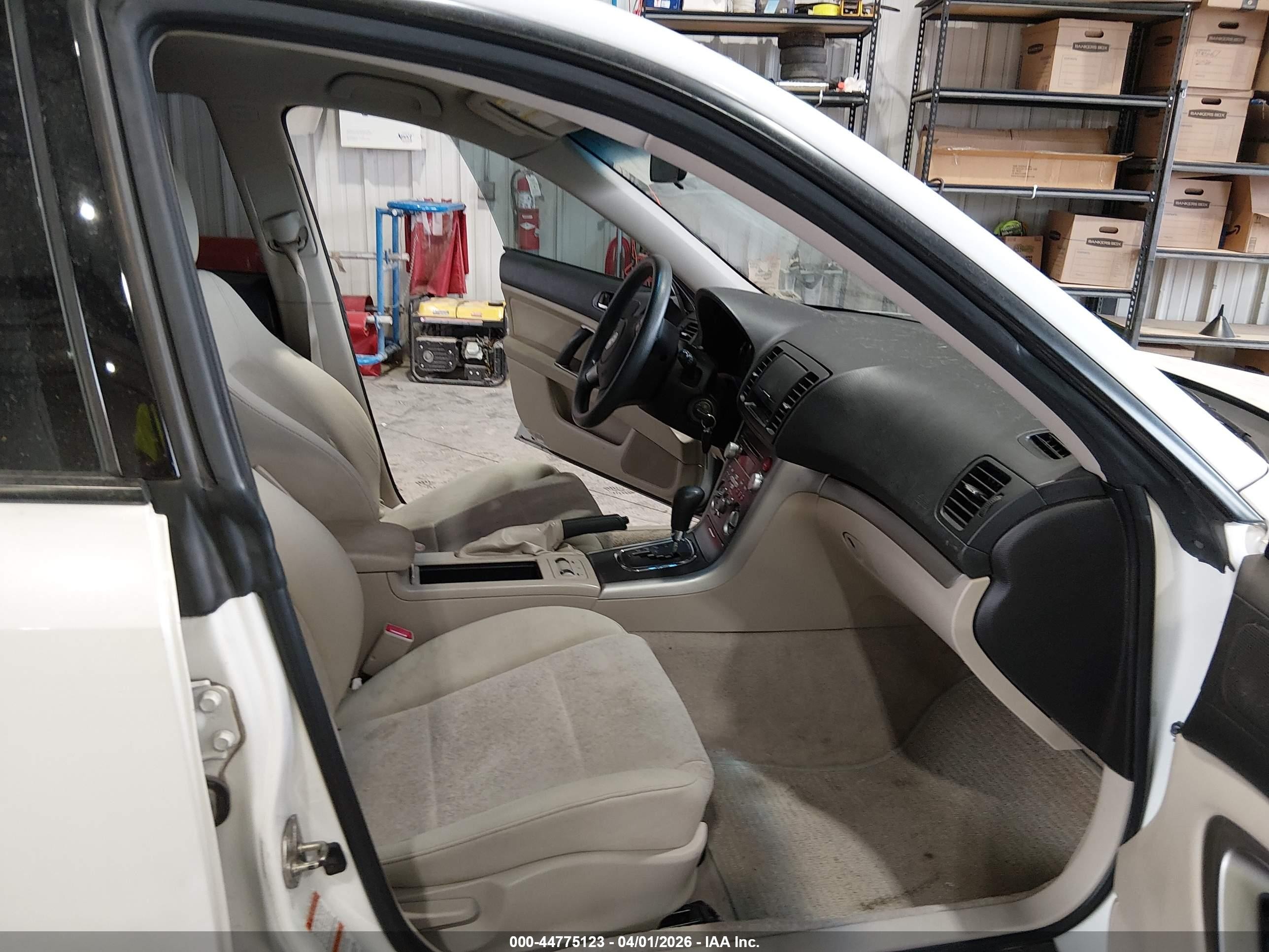 2008 Subaru Outback 2.5i/2.5i L.l. Bean Edition White vin: 4S4BP61C987345011
