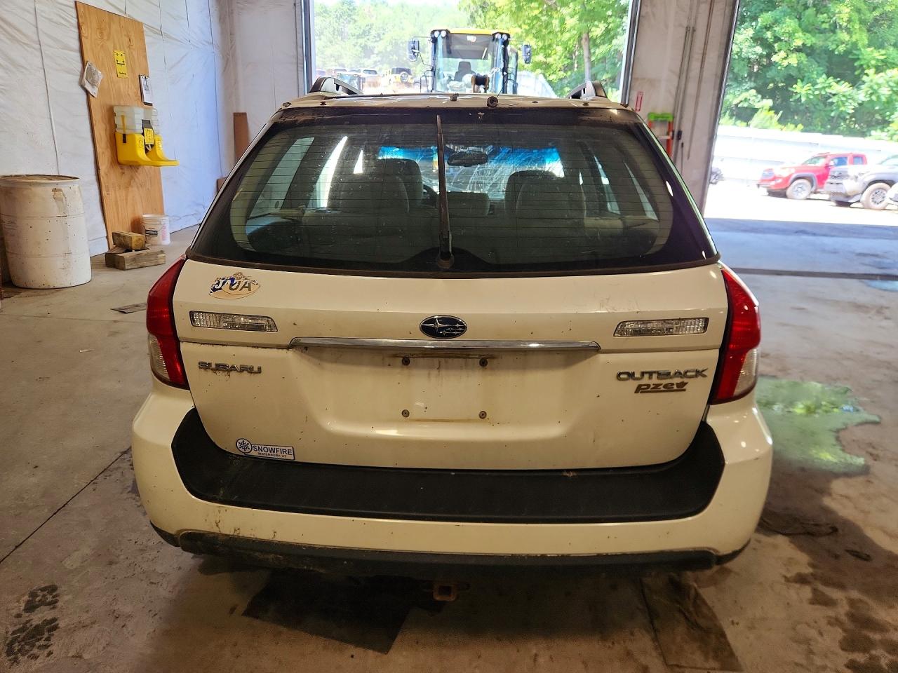 2008 Subaru Outback 2.5i White vin: 4S4BP61C987346742