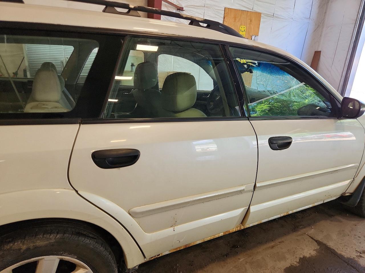 2008 Subaru Outback 2.5i White vin: 4S4BP61C987346742
