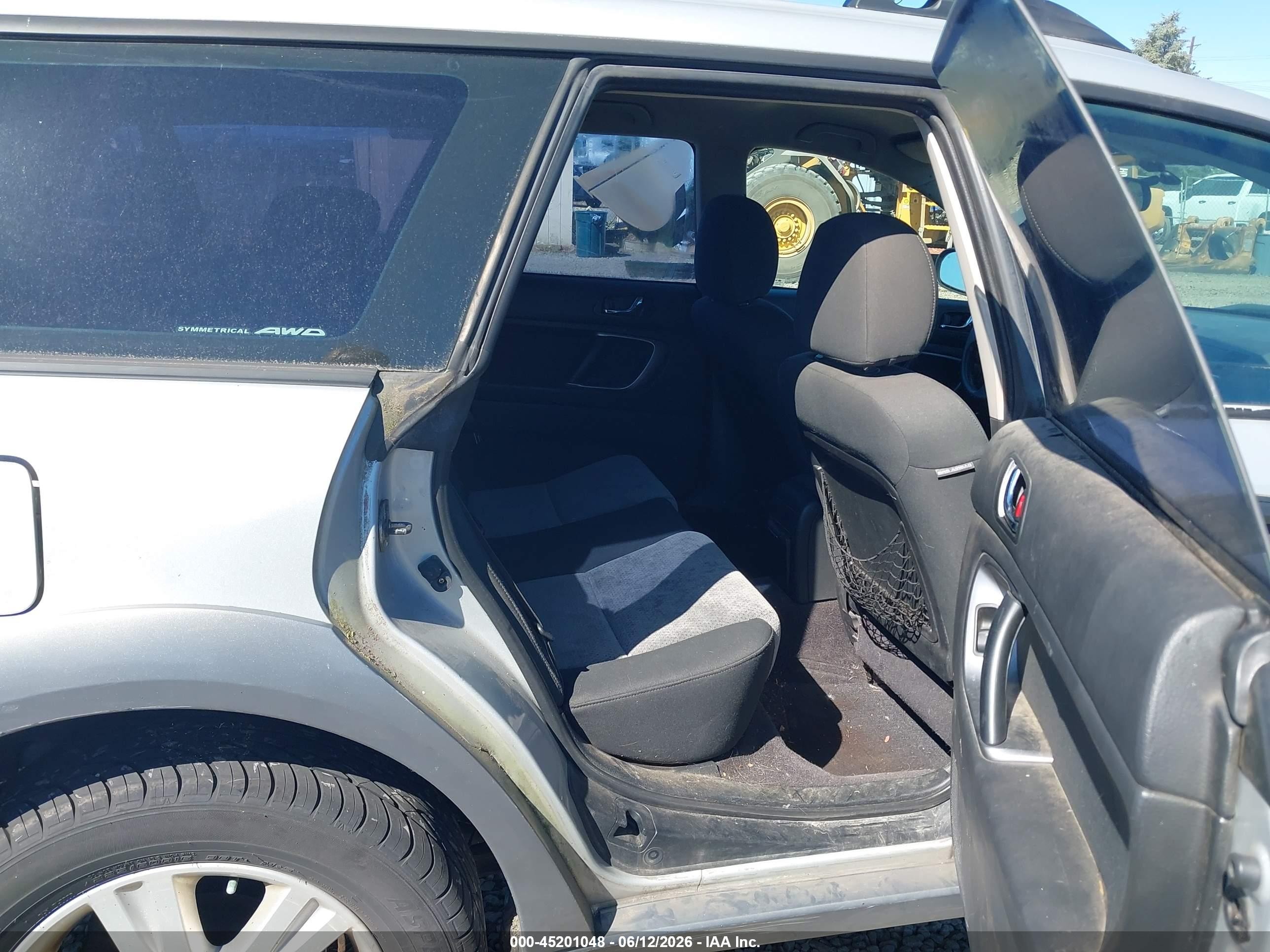 2005 Subaru Outback 2.5i Серебряный vin: 4S4BP61CX57373072