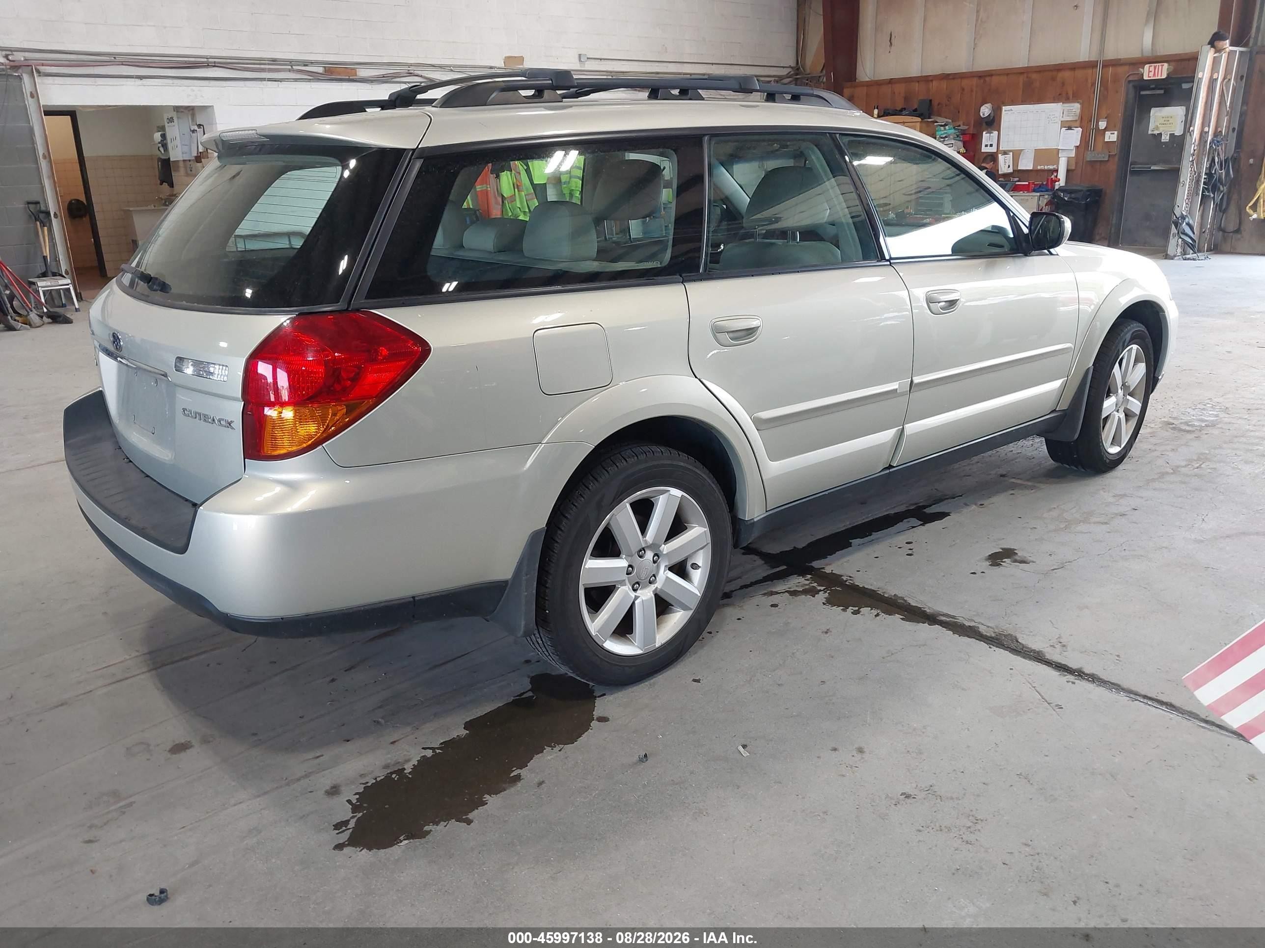 2007 Subaru Outback 2.5i Limited White vin: 4S4BP62C877312367
