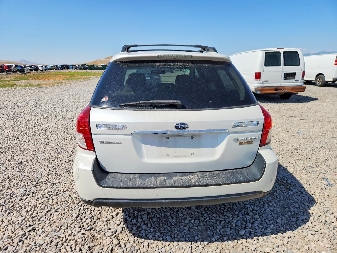 2009 Subaru Outback 2.5i Limited White vin: 4S4BP66C697343999