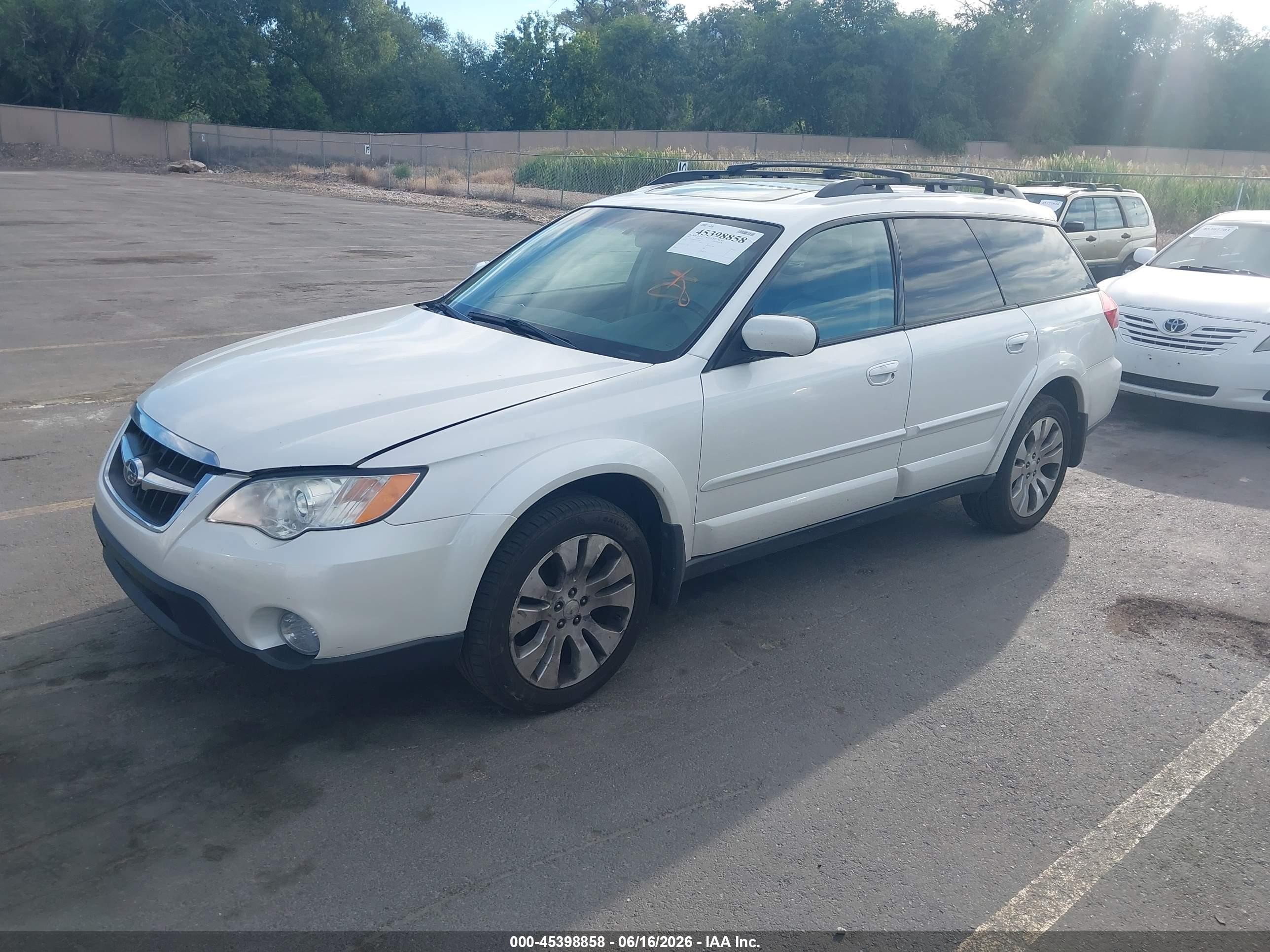 2009 Subaru Outback 2.5i Limited White vin: 4S4BP66C897311586