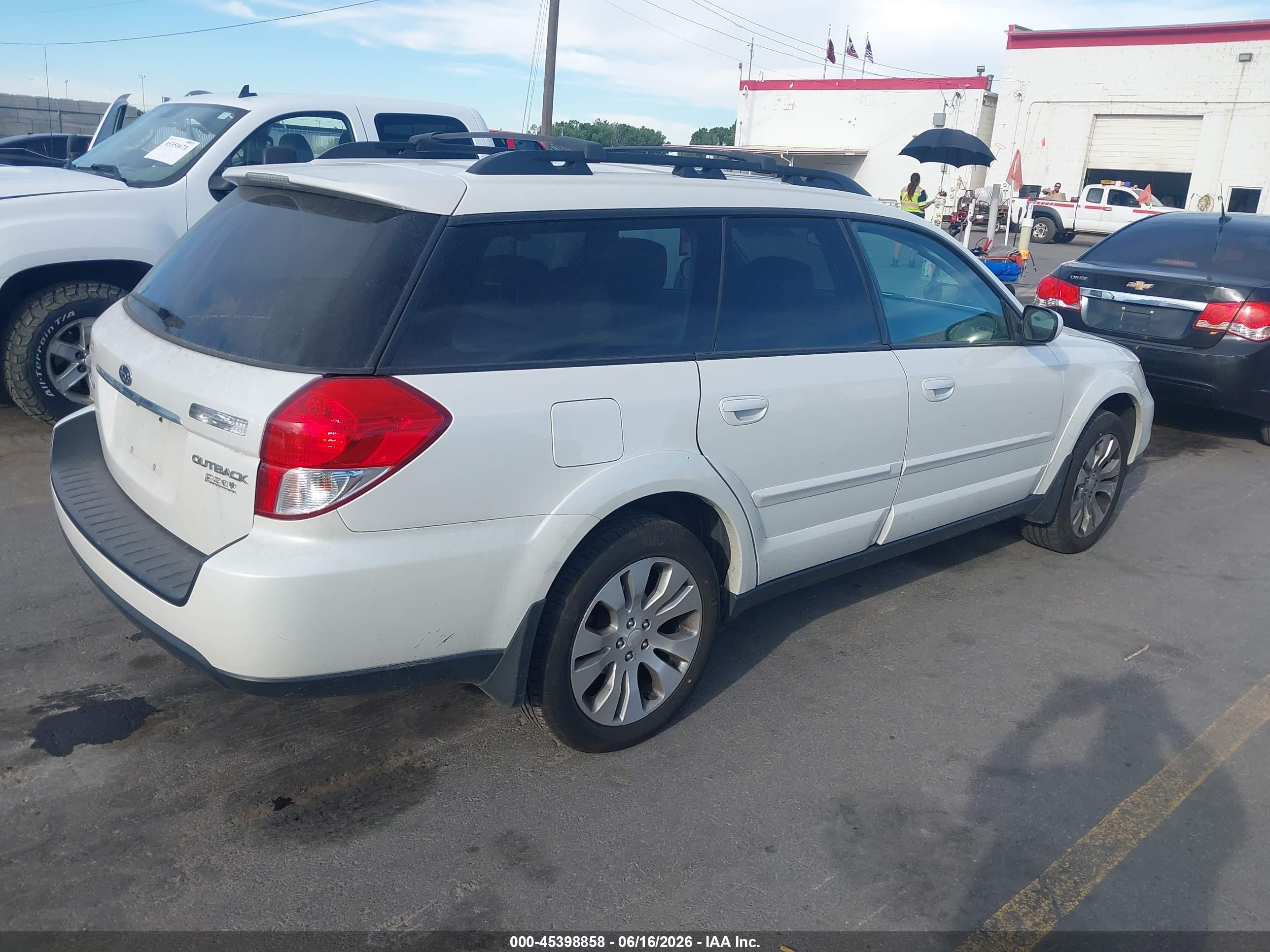 2009 Subaru Outback 2.5i Limited White vin: 4S4BP66C897311586