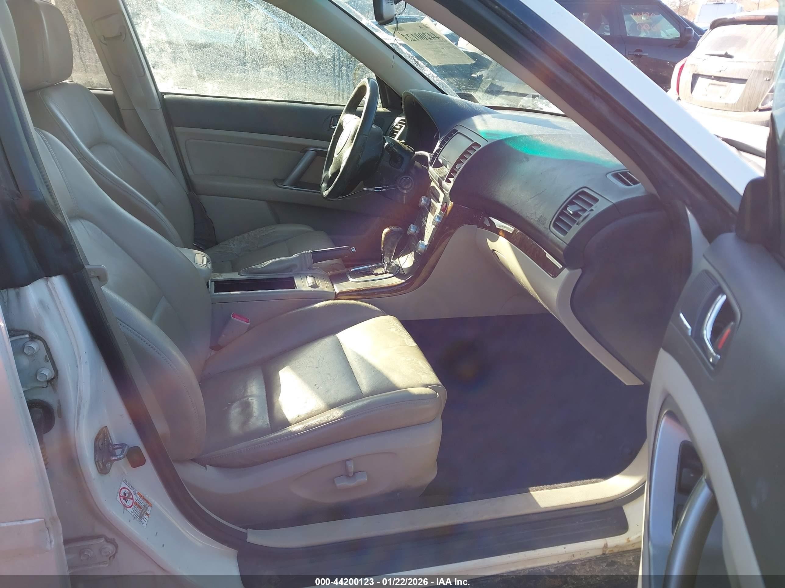 2009 Subaru Outback 2.5i Limited White vin: 4S4BP66C897338061