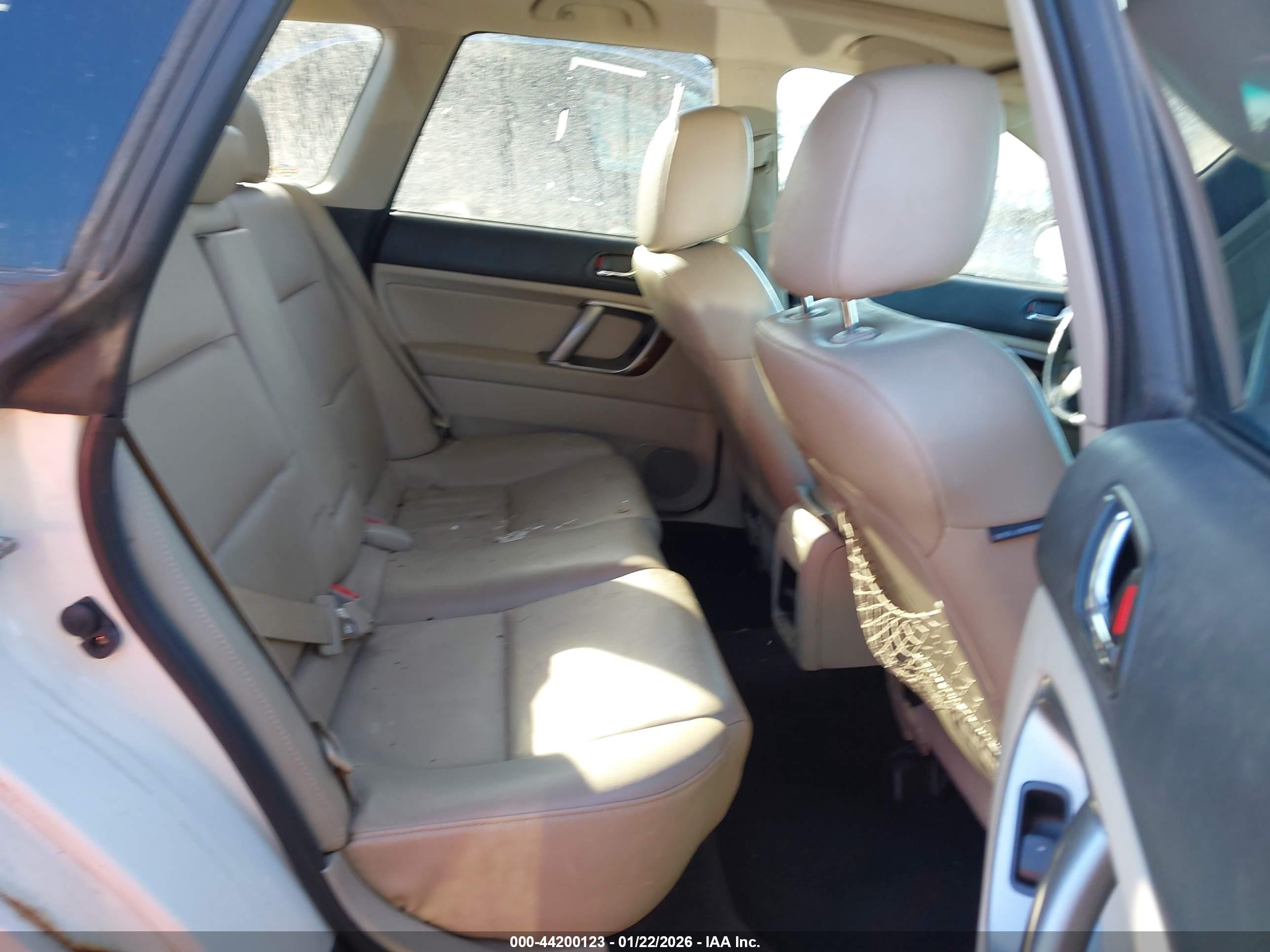 2009 Subaru Outback 2.5i Limited White vin: 4S4BP66C897338061