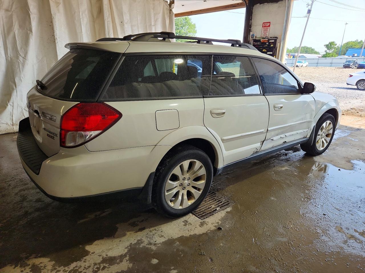 2009 Subaru Outback 2.5i Limited White vin: 4S4BP66C997341423