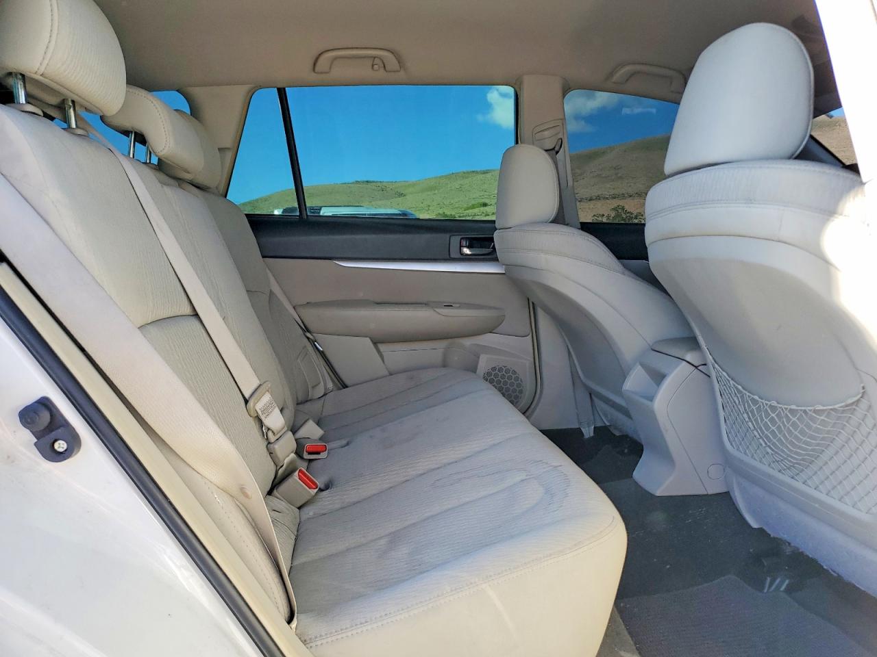 2012 Subaru Outback 2.5i White vin: 4S4BRBAC0C3220790