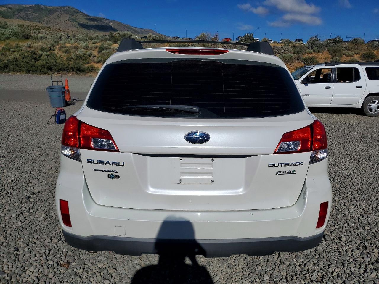2012 Subaru Outback 2.5i White vin: 4S4BRBAC0C3220790