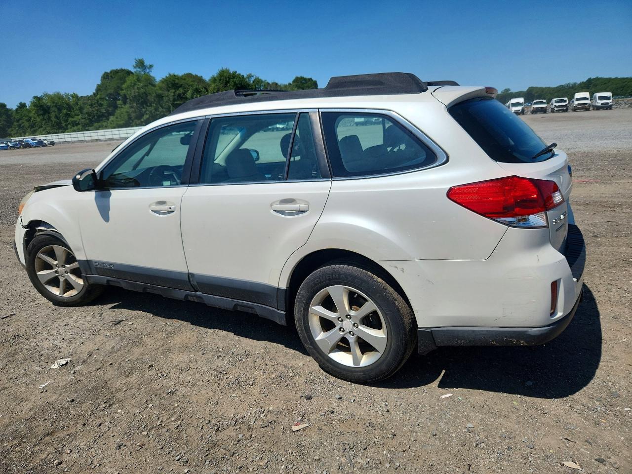 2014 Subaru Outback 2.5i White vin: 4S4BRBAC0E3295301