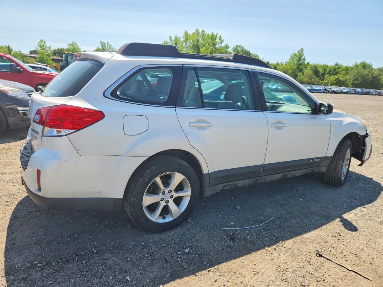 2014 Subaru Outback 2.5i White vin: 4S4BRBAC0E3295301