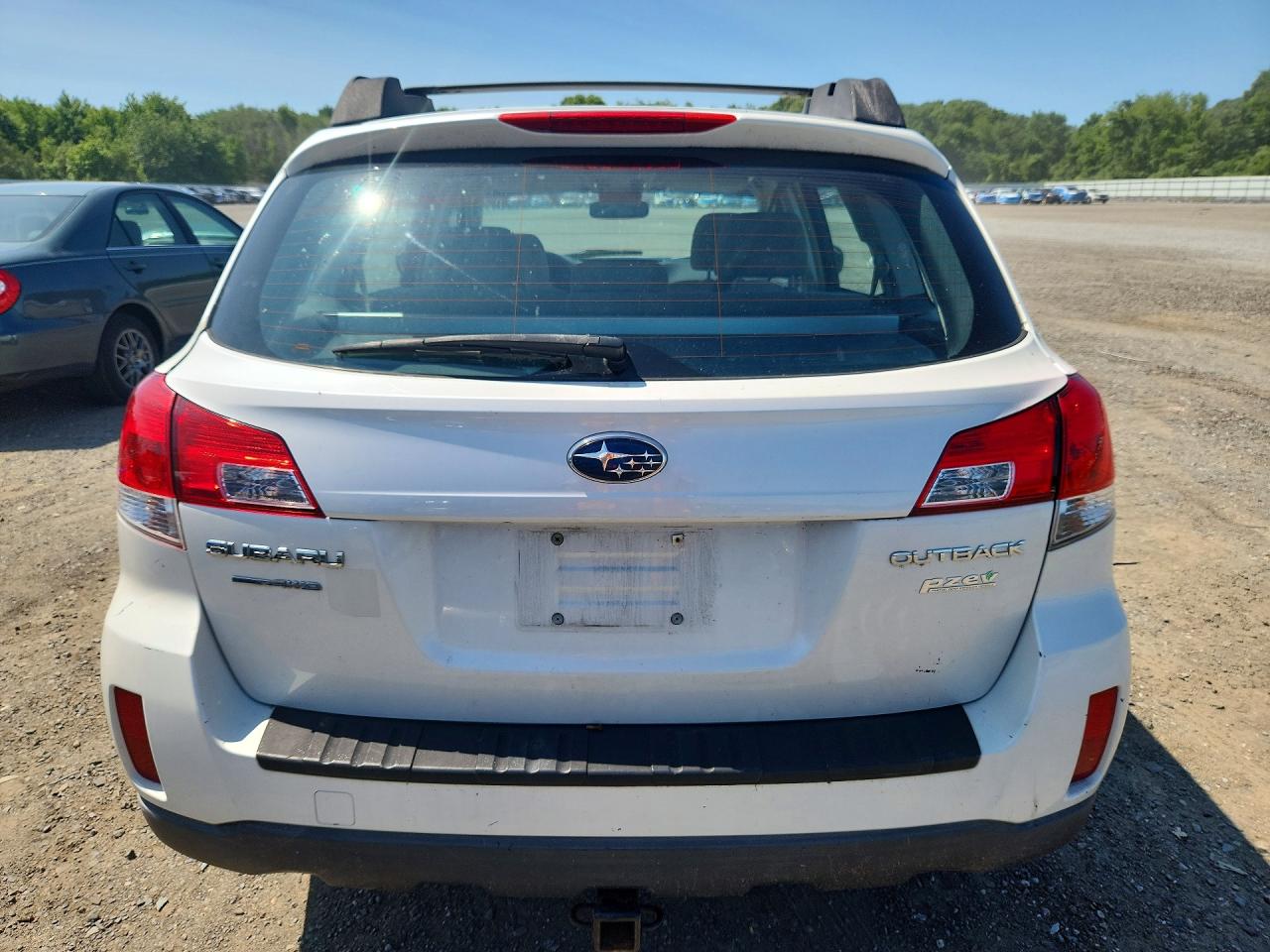 2014 Subaru Outback 2.5i White vin: 4S4BRBAC0E3295301