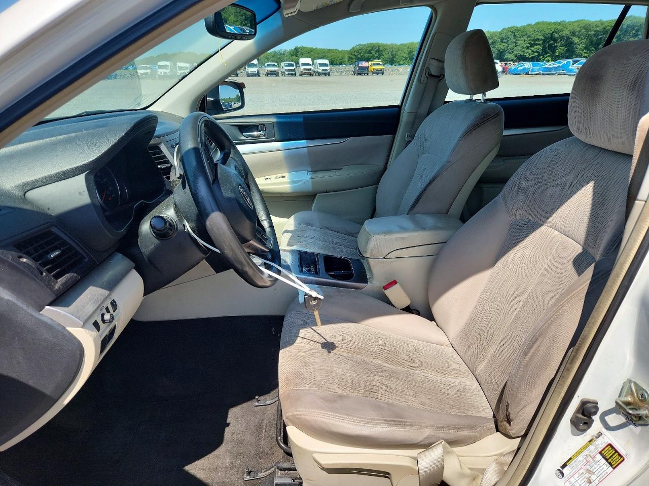 2014 Subaru Outback 2.5i White vin: 4S4BRBAC0E3295301