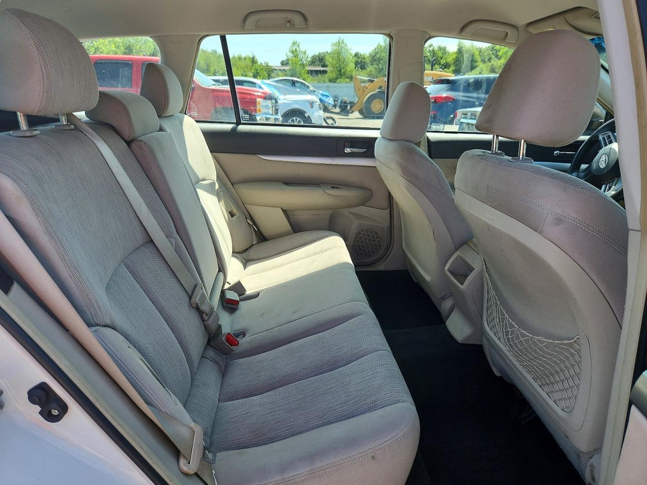 2014 Subaru Outback 2.5i White vin: 4S4BRBAC0E3295301