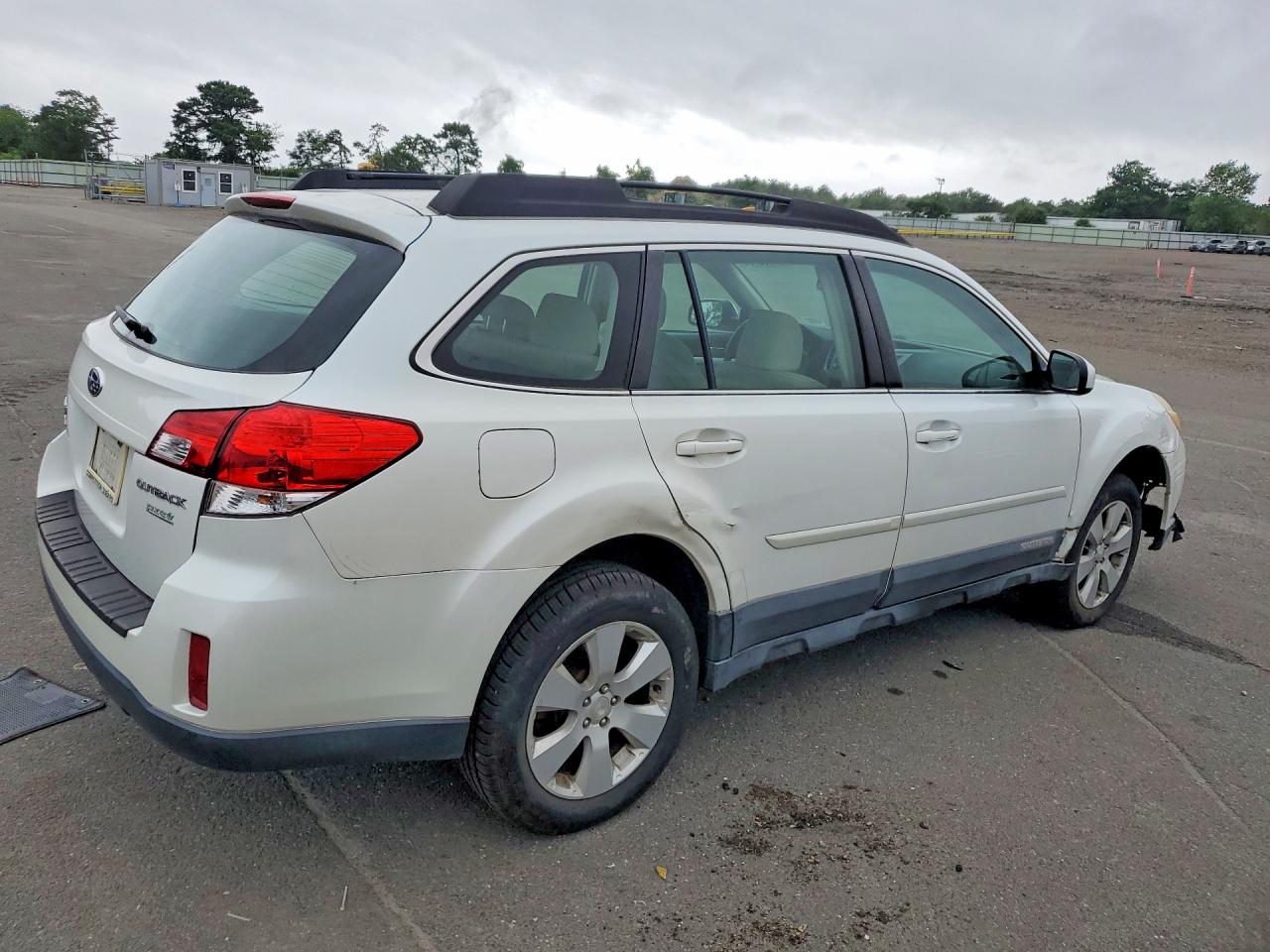 2012 Subaru Outback 2.5i White vin: 4S4BRBAC1C3203528