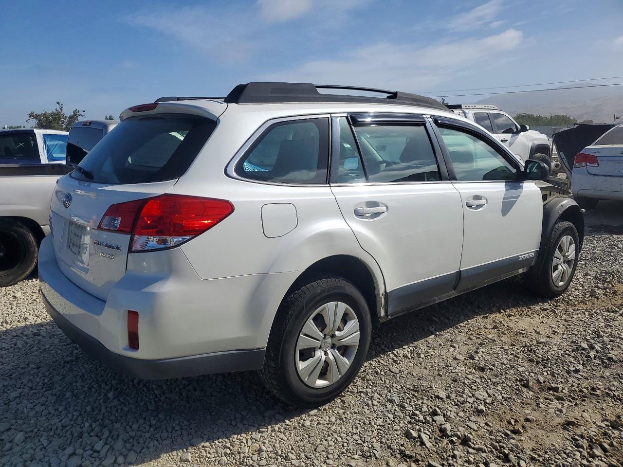 2012 Subaru Outback 2.5i White vin: 4S4BRBAC1C3206350