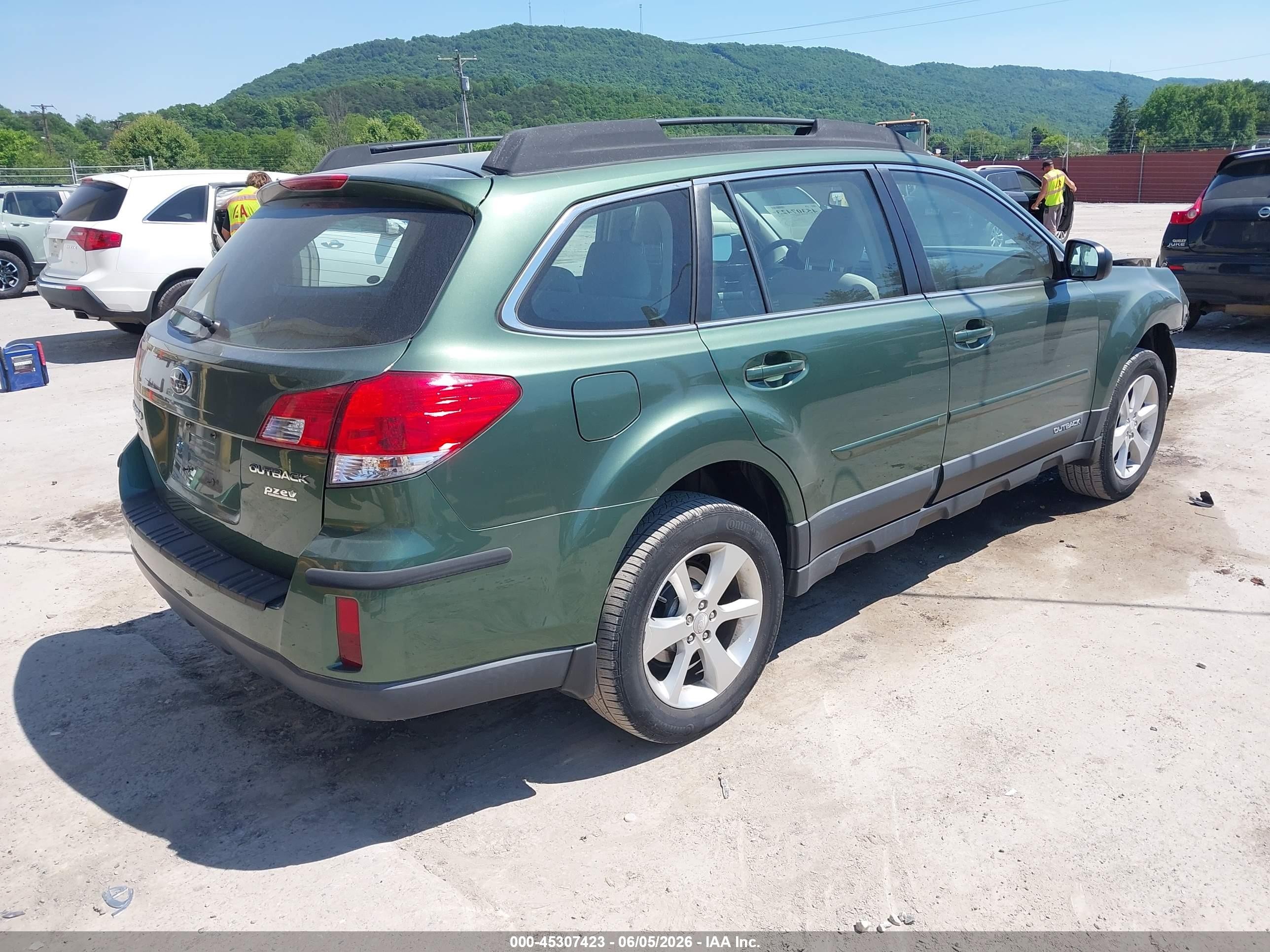 2014 Subaru Outback 2.5i Green vin: 4S4BRBAC1E3258645