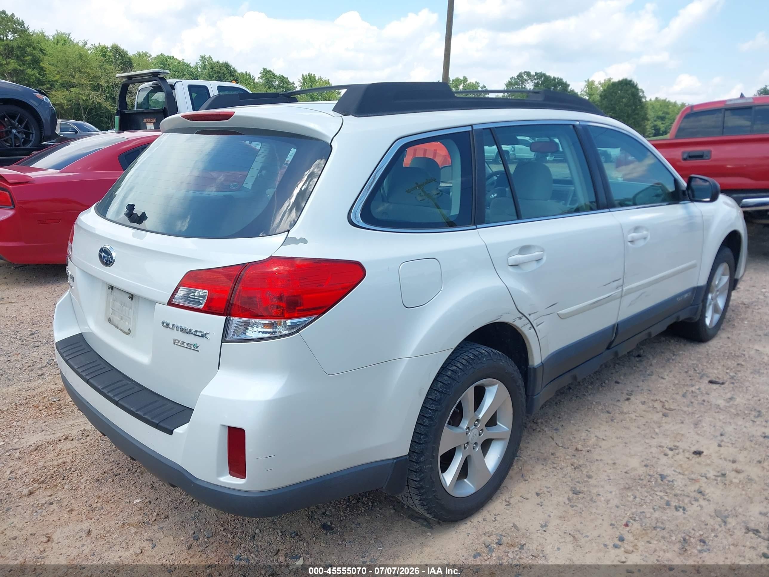 2014 Subaru Outback 2.5i White vin: 4S4BRBAC2E3246021