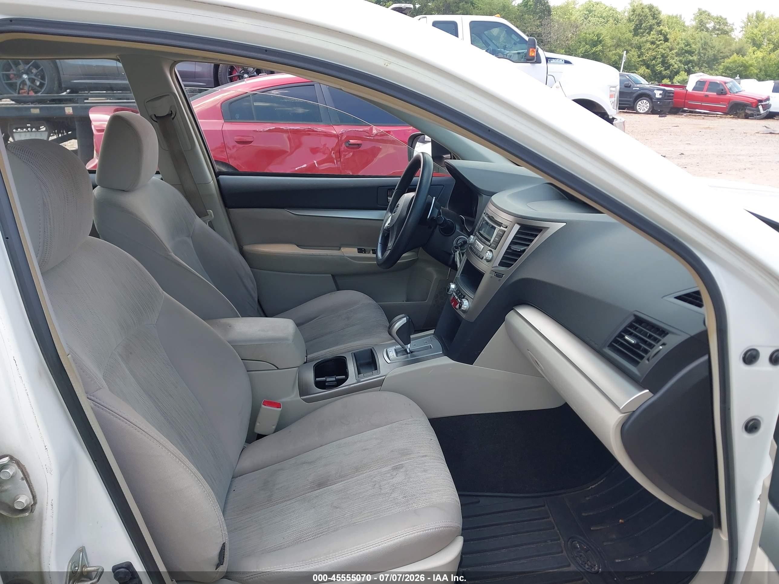 2014 Subaru Outback 2.5i White vin: 4S4BRBAC2E3246021