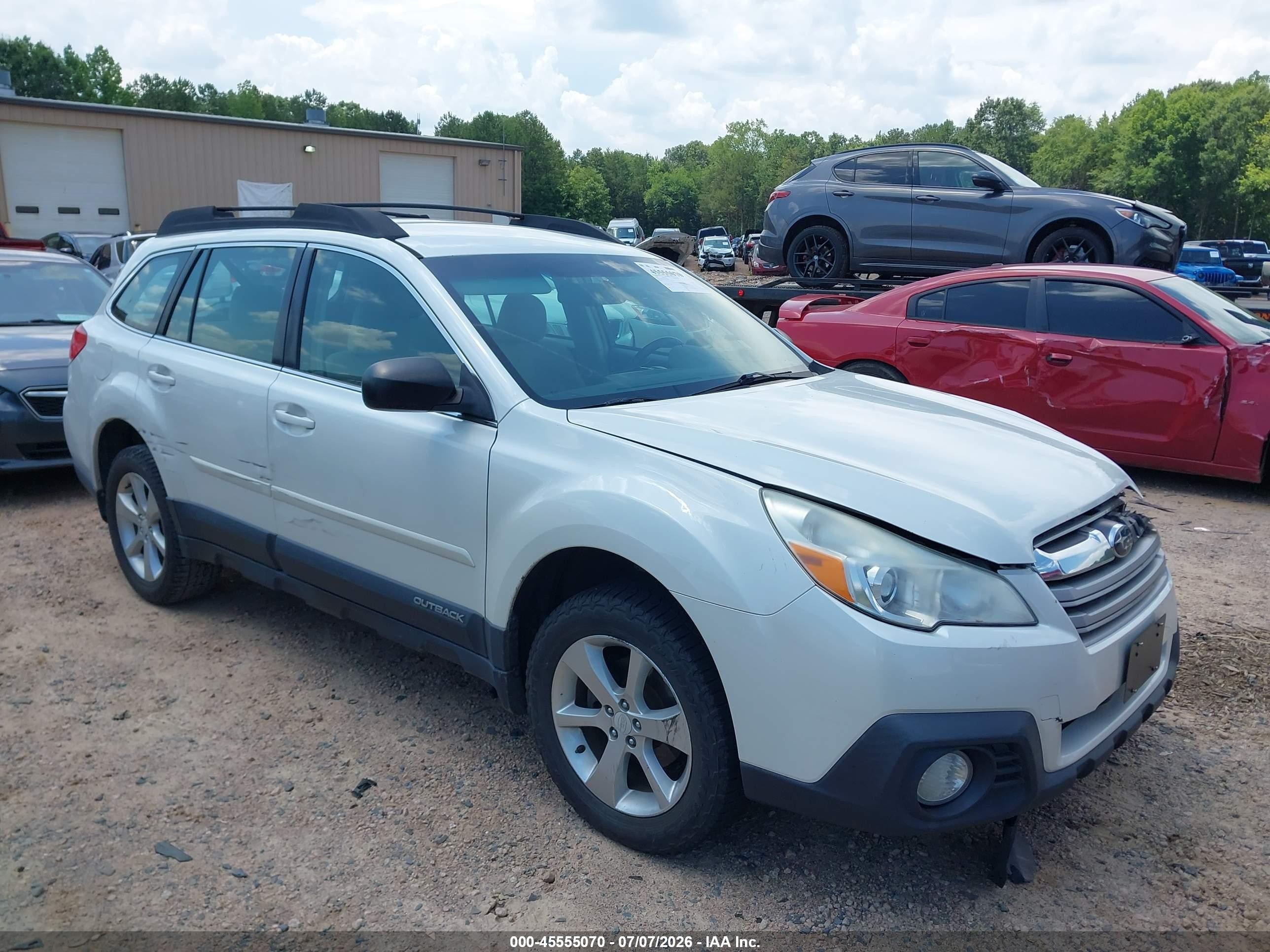 2014 Subaru Outback 2.5i White vin: 4S4BRBAC2E3246021