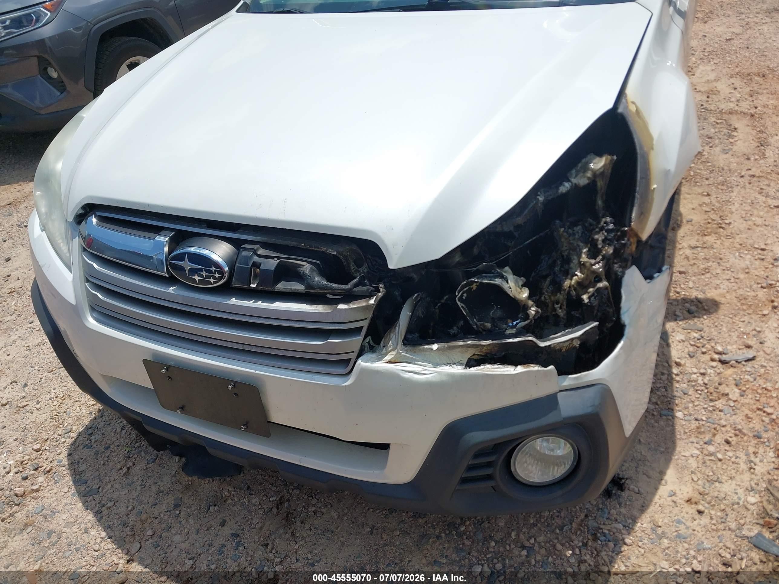 2014 Subaru Outback 2.5i White vin: 4S4BRBAC2E3246021