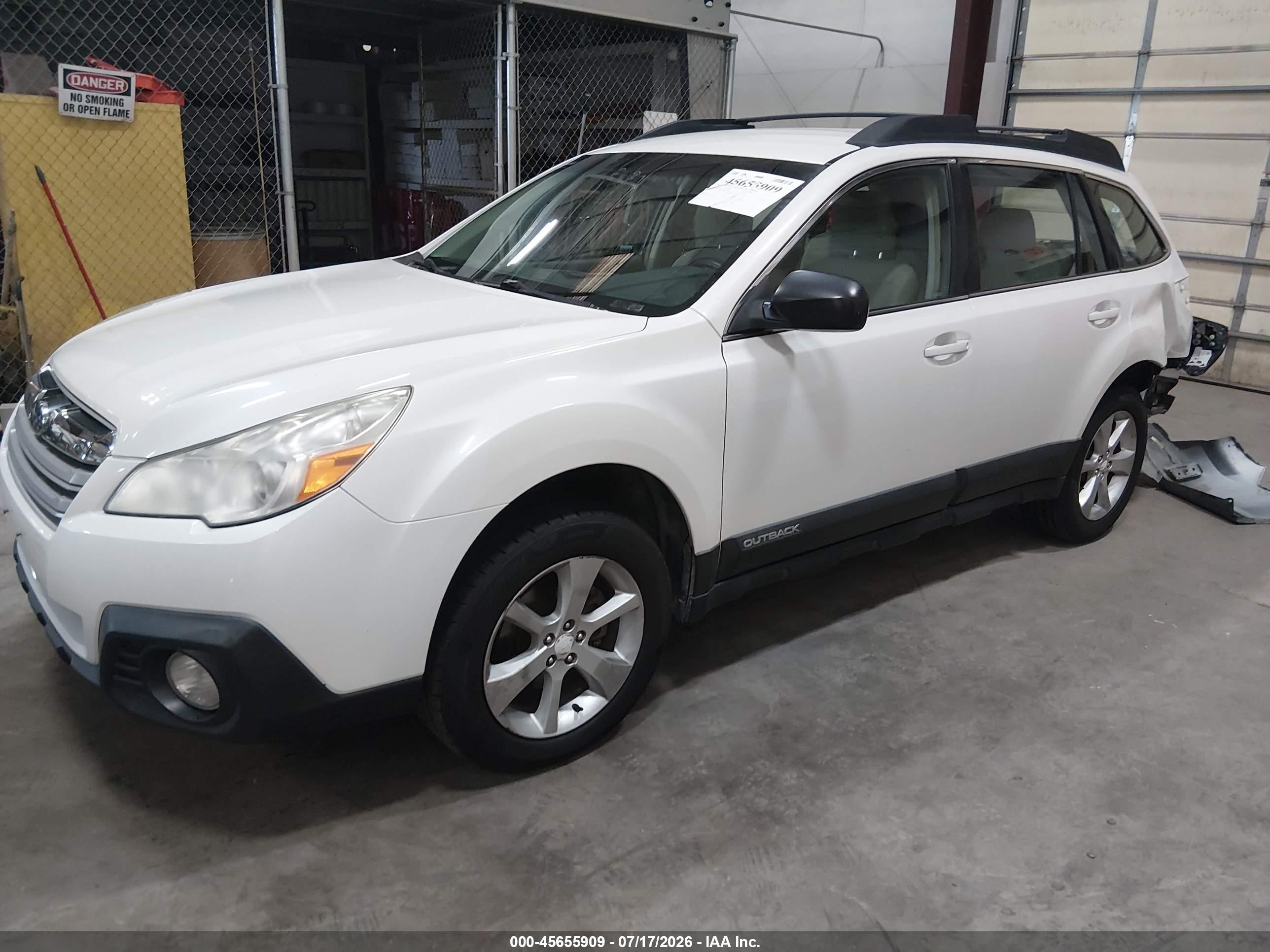 2014 Subaru Outback 2.5i White vin: 4S4BRBAC2E3264910