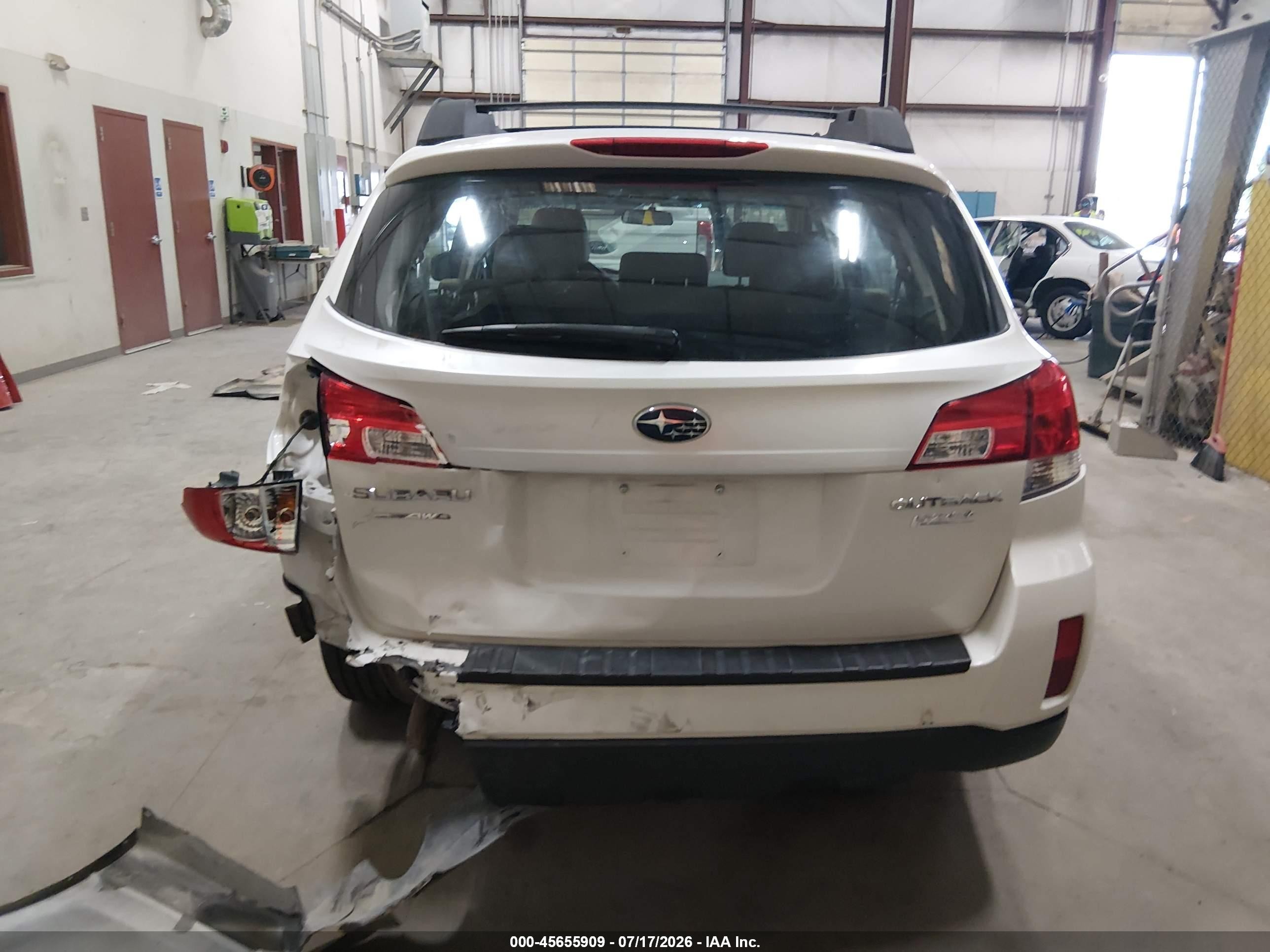 2014 Subaru Outback 2.5i White vin: 4S4BRBAC2E3264910