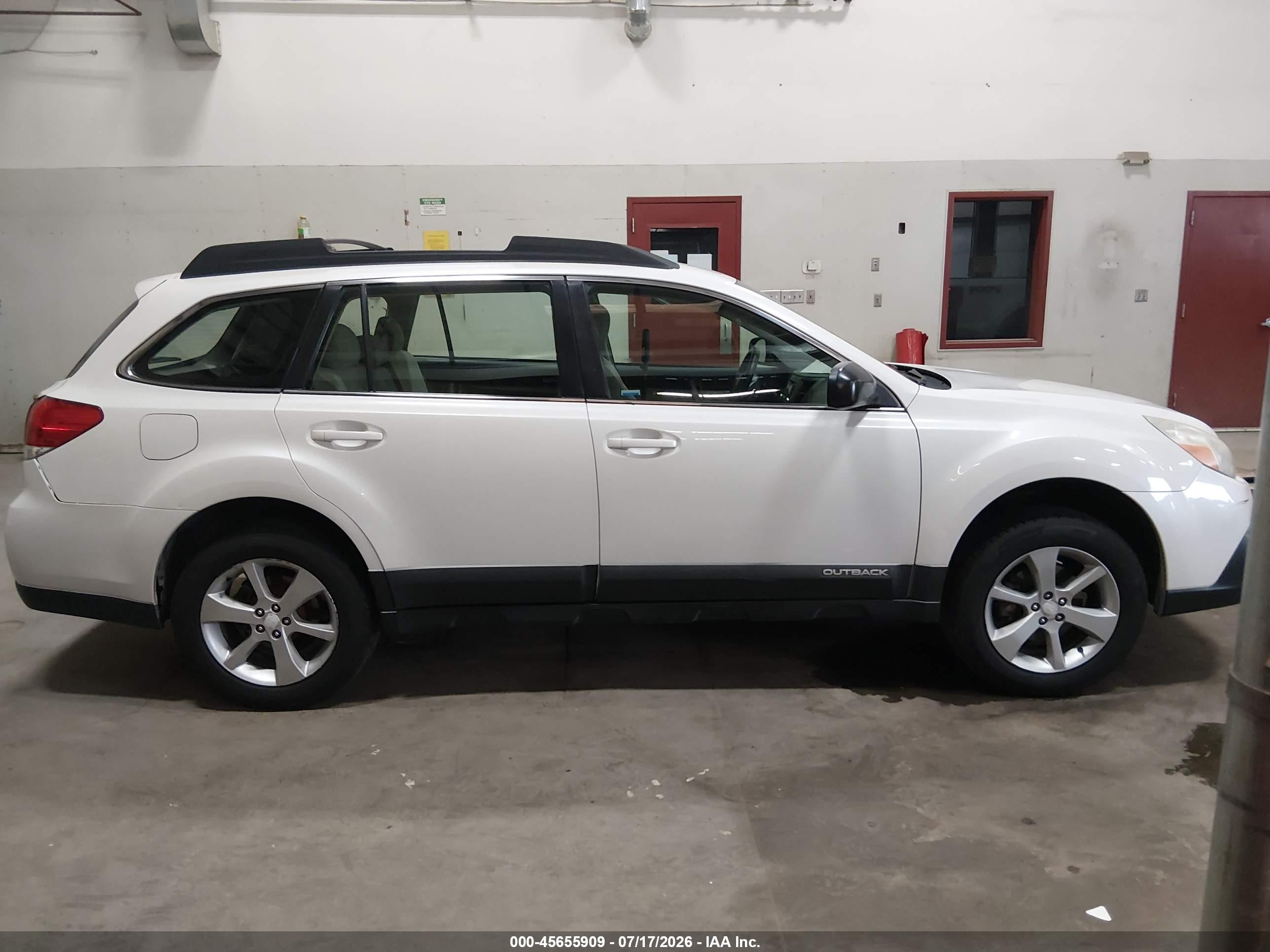 2014 Subaru Outback 2.5i White vin: 4S4BRBAC2E3264910