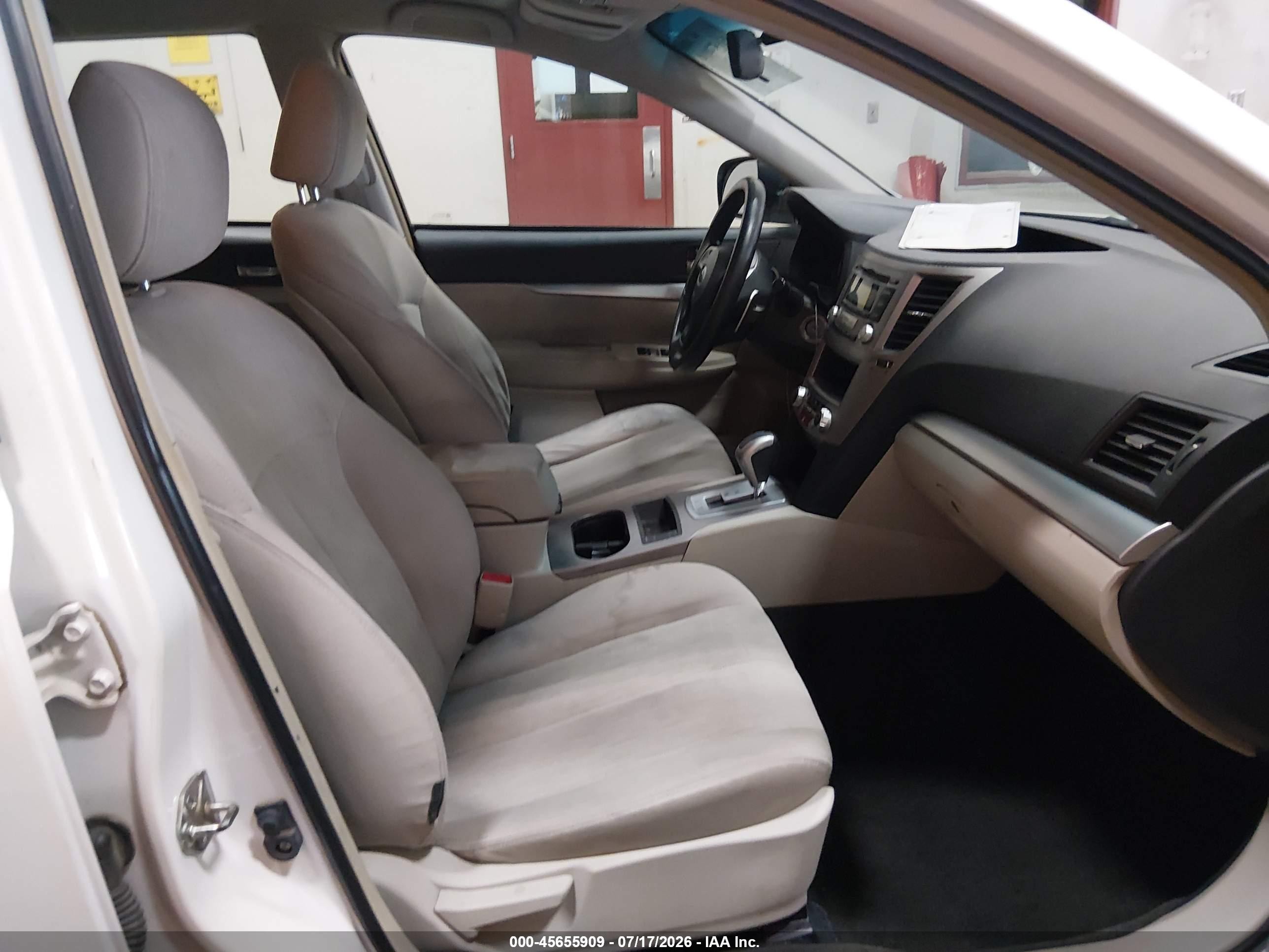 2014 Subaru Outback 2.5i White vin: 4S4BRBAC2E3264910