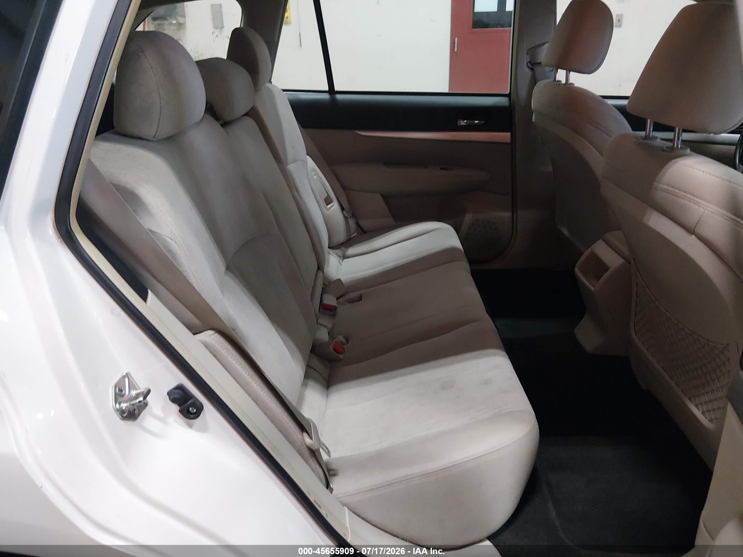 2014 Subaru Outback 2.5i White vin: 4S4BRBAC2E3264910