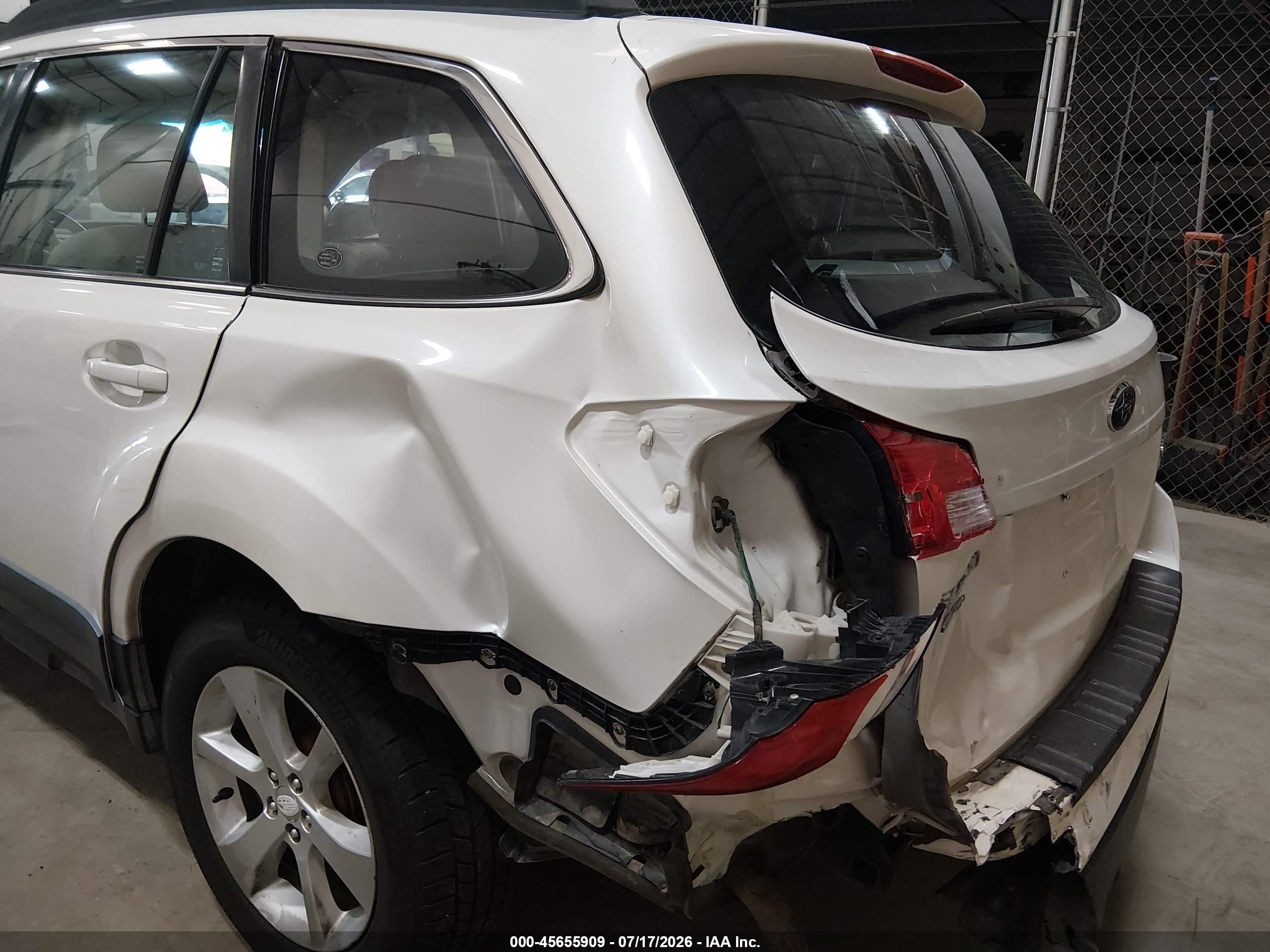 2014 Subaru Outback 2.5i White vin: 4S4BRBAC2E3264910