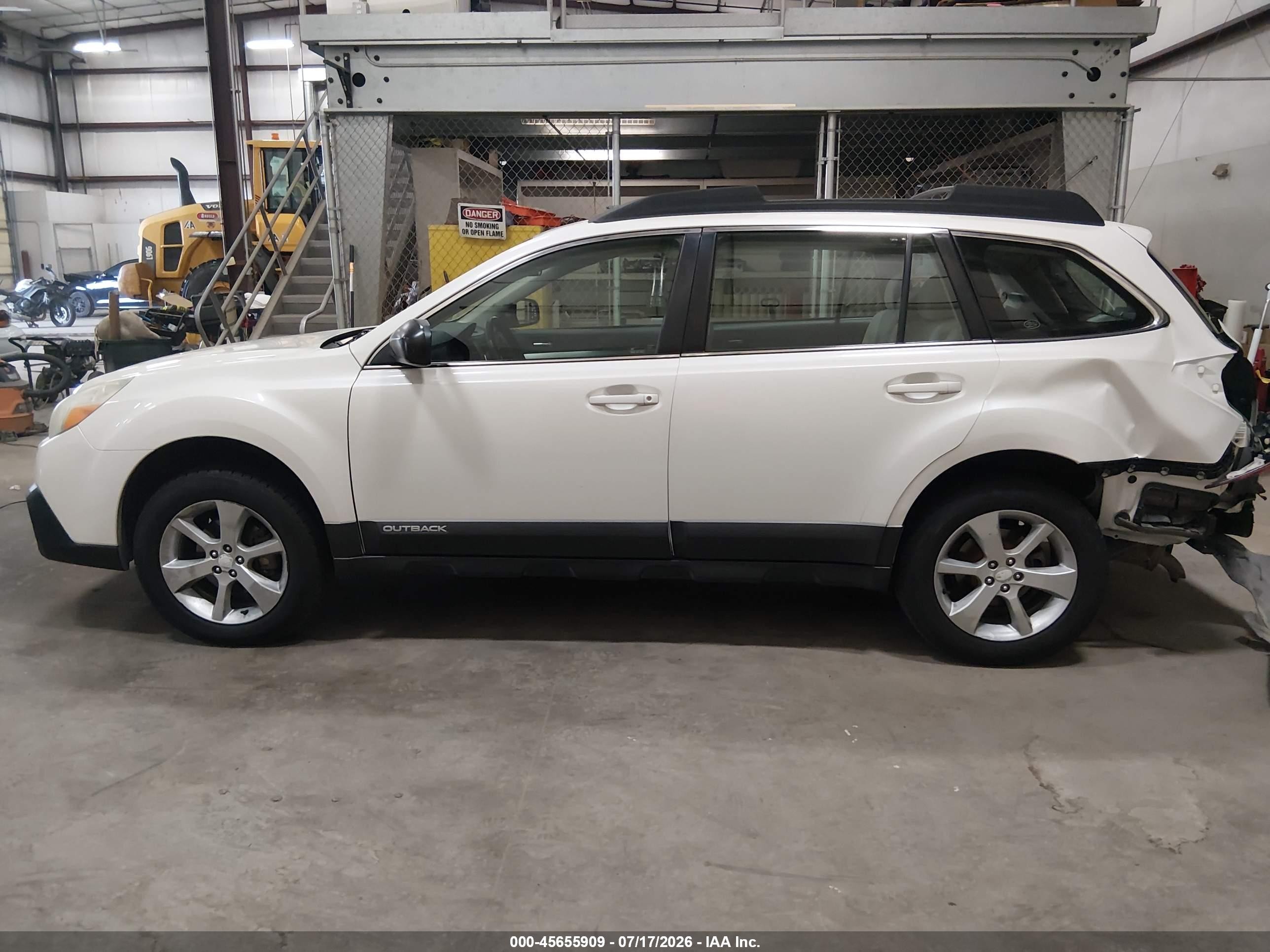 2014 Subaru Outback 2.5i White vin: 4S4BRBAC2E3264910