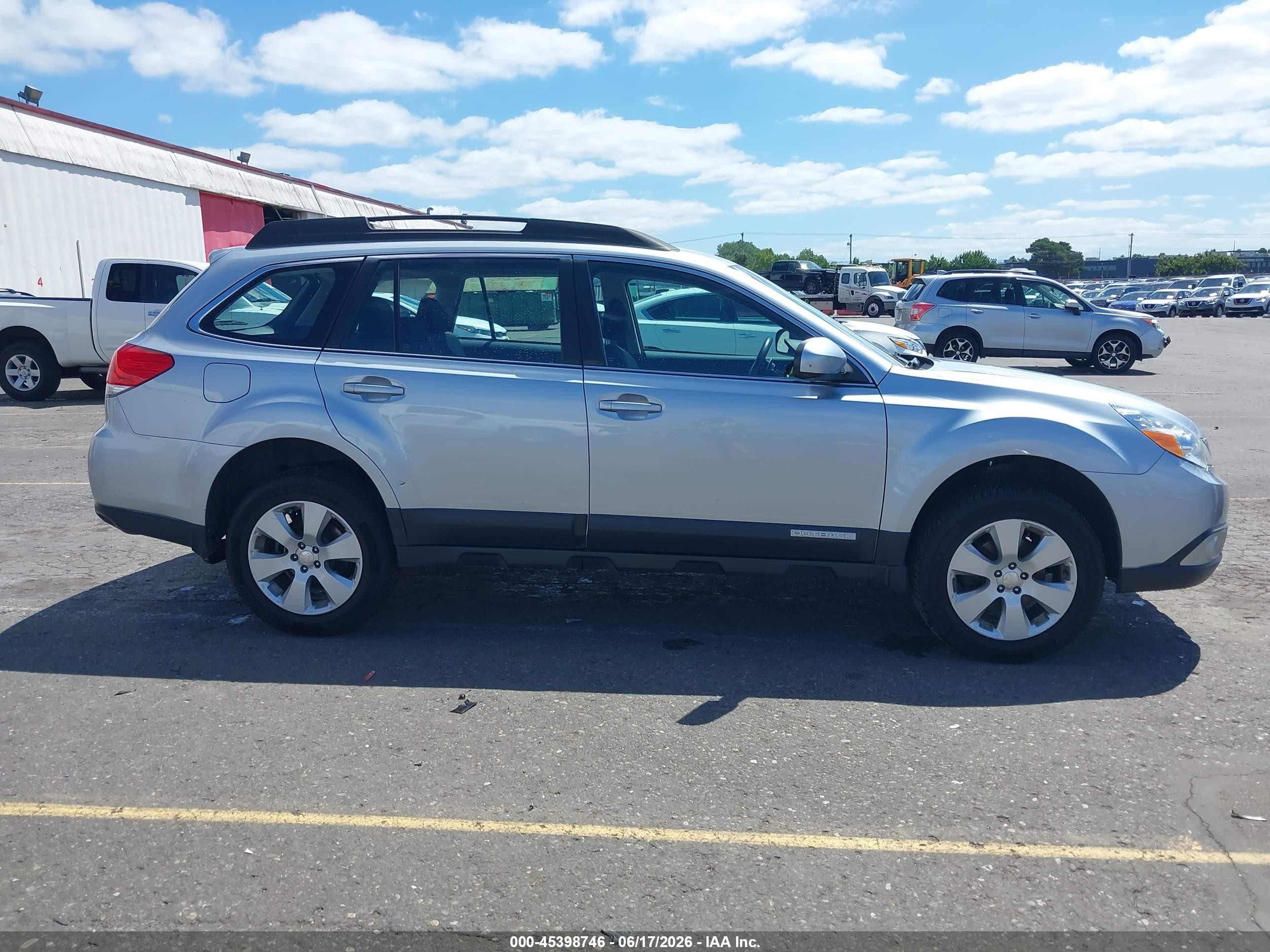2012 Subaru Outback 2.5i Silver vin: 4S4BRBAC3C3301220