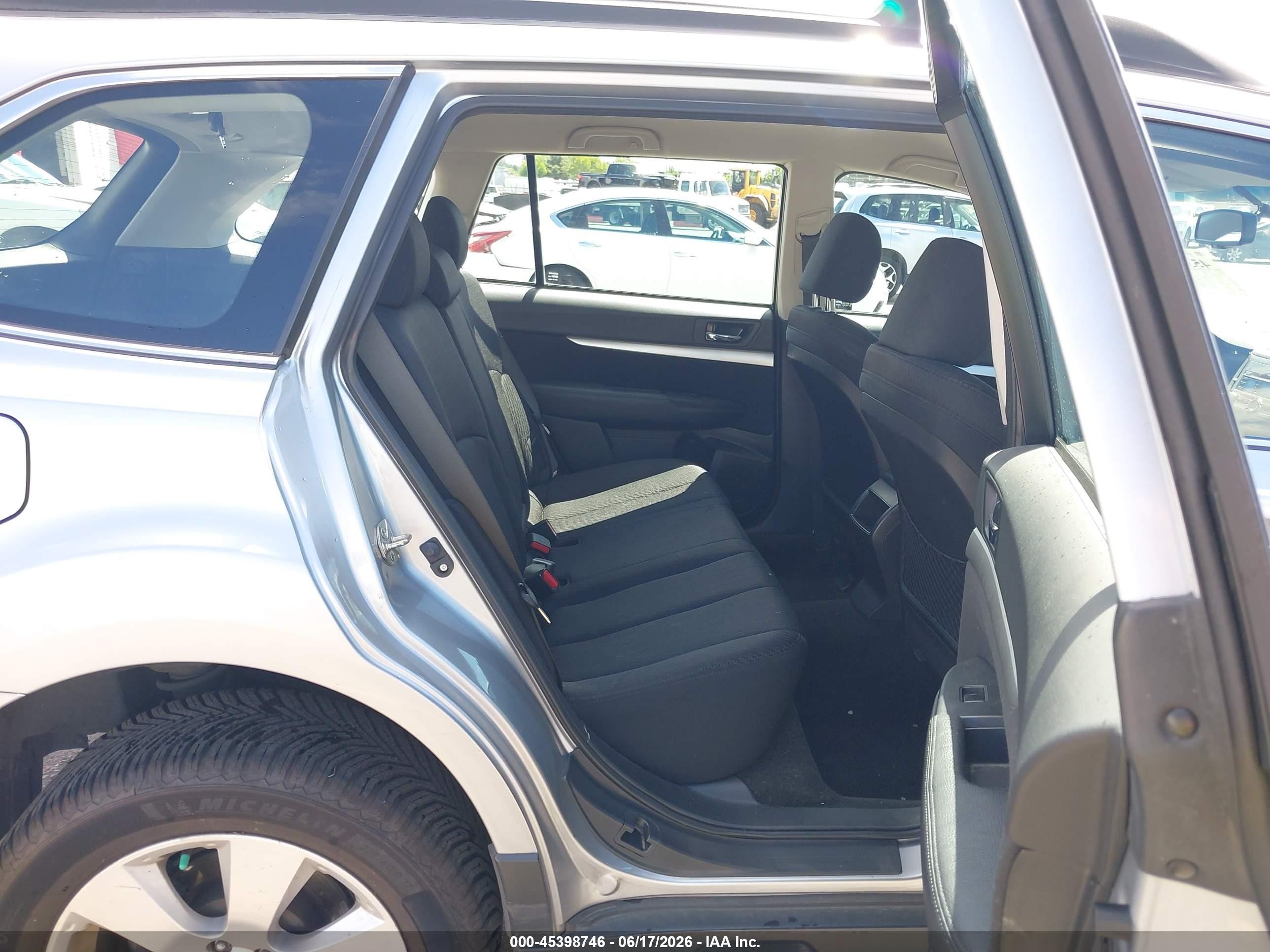 2012 Subaru Outback 2.5i Silver vin: 4S4BRBAC3C3301220