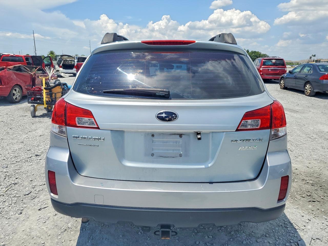 2013 Subaru Outback 2.5i Silver vin: 4S4BRBAC4D3254684