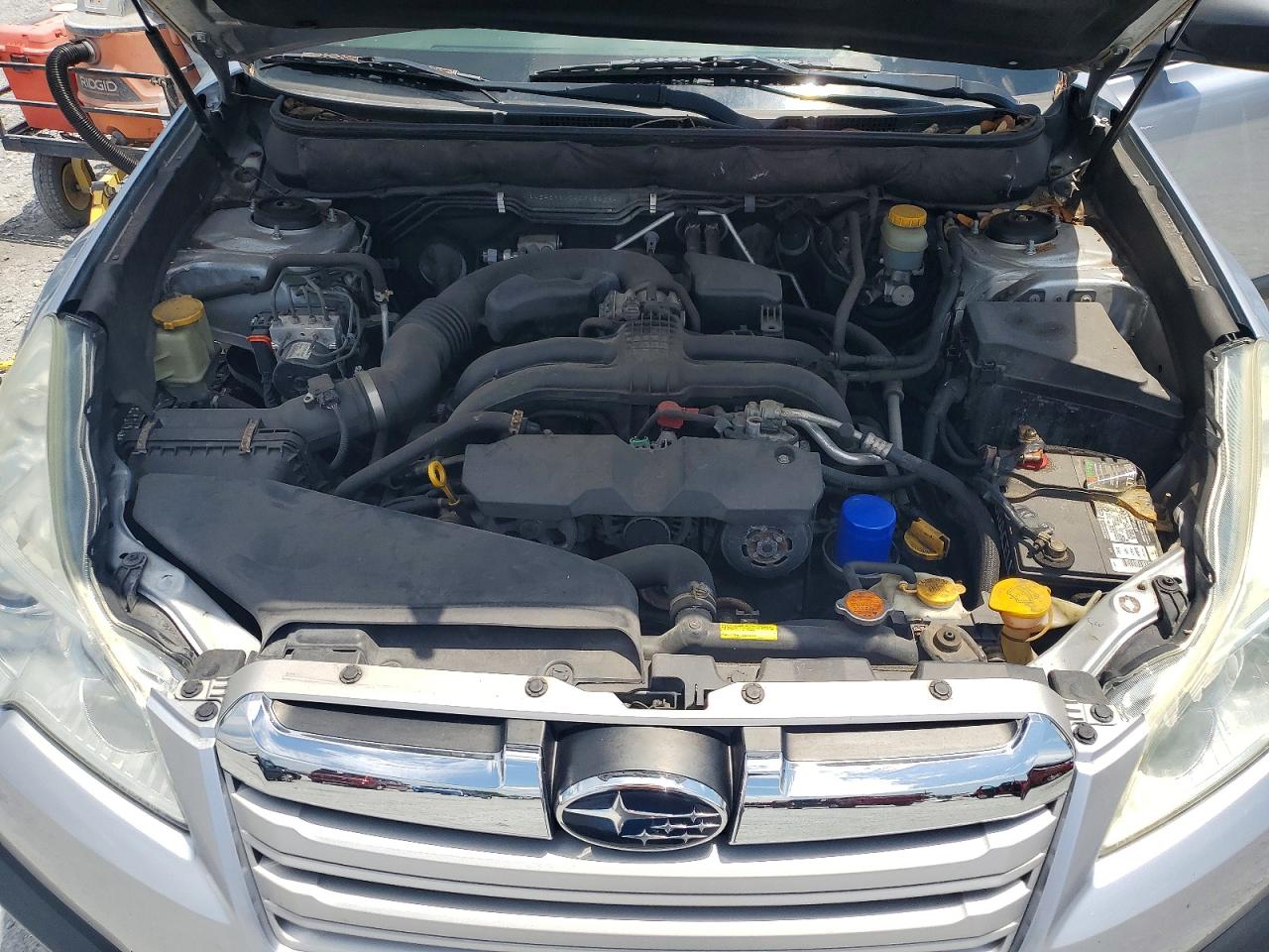 2013 Subaru Outback 2.5i Silver vin: 4S4BRBAC4D3254684