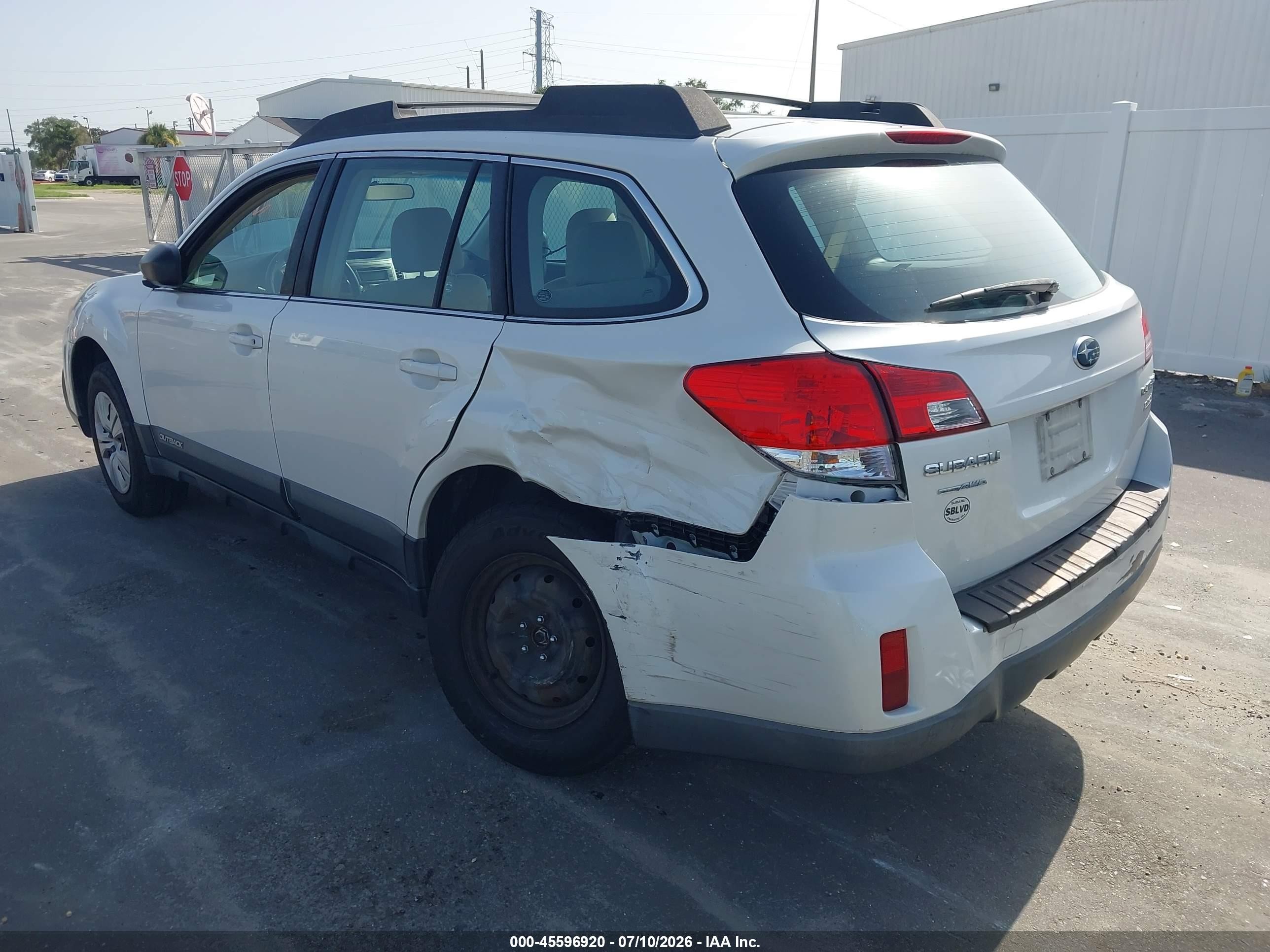 2014 Subaru Outback 2.5i White vin: 4S4BRBAC5E1223487