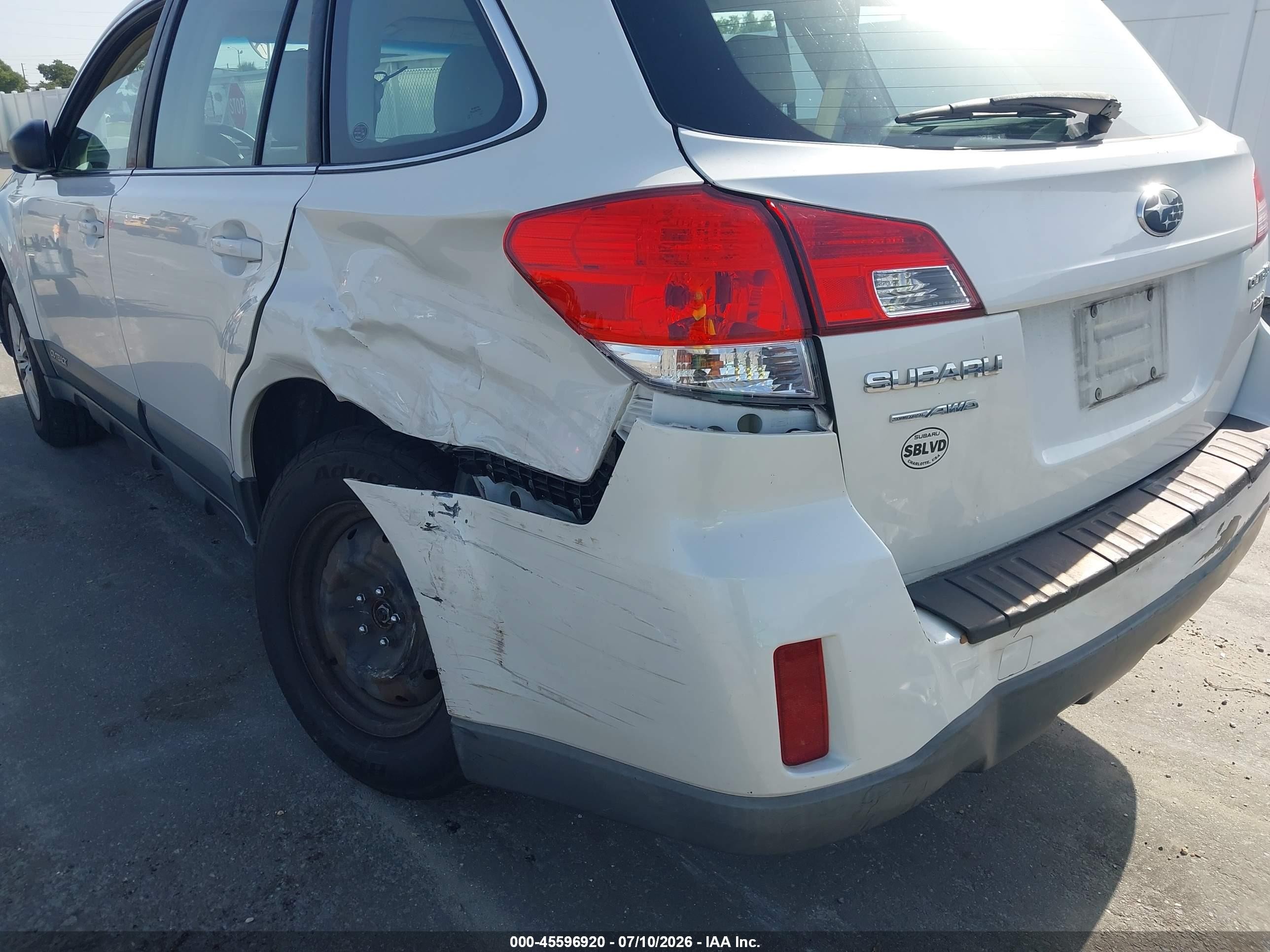2014 Subaru Outback 2.5i White vin: 4S4BRBAC5E1223487