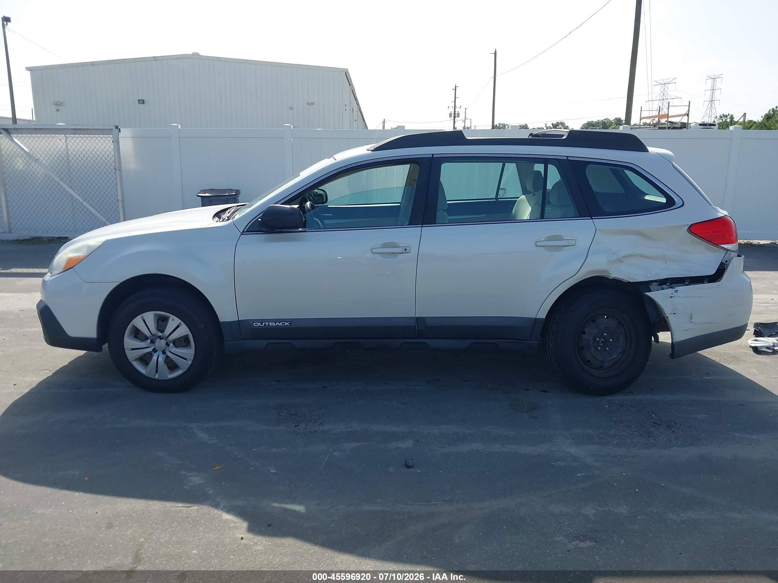 2014 Subaru Outback 2.5i White vin: 4S4BRBAC5E1223487