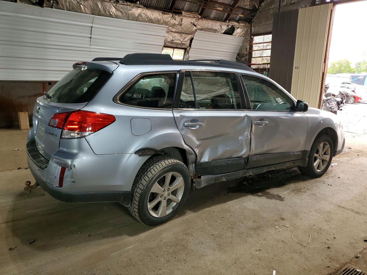 2014 Subaru Outback 2.5i Silver vin: 4S4BRBAC5E3261824