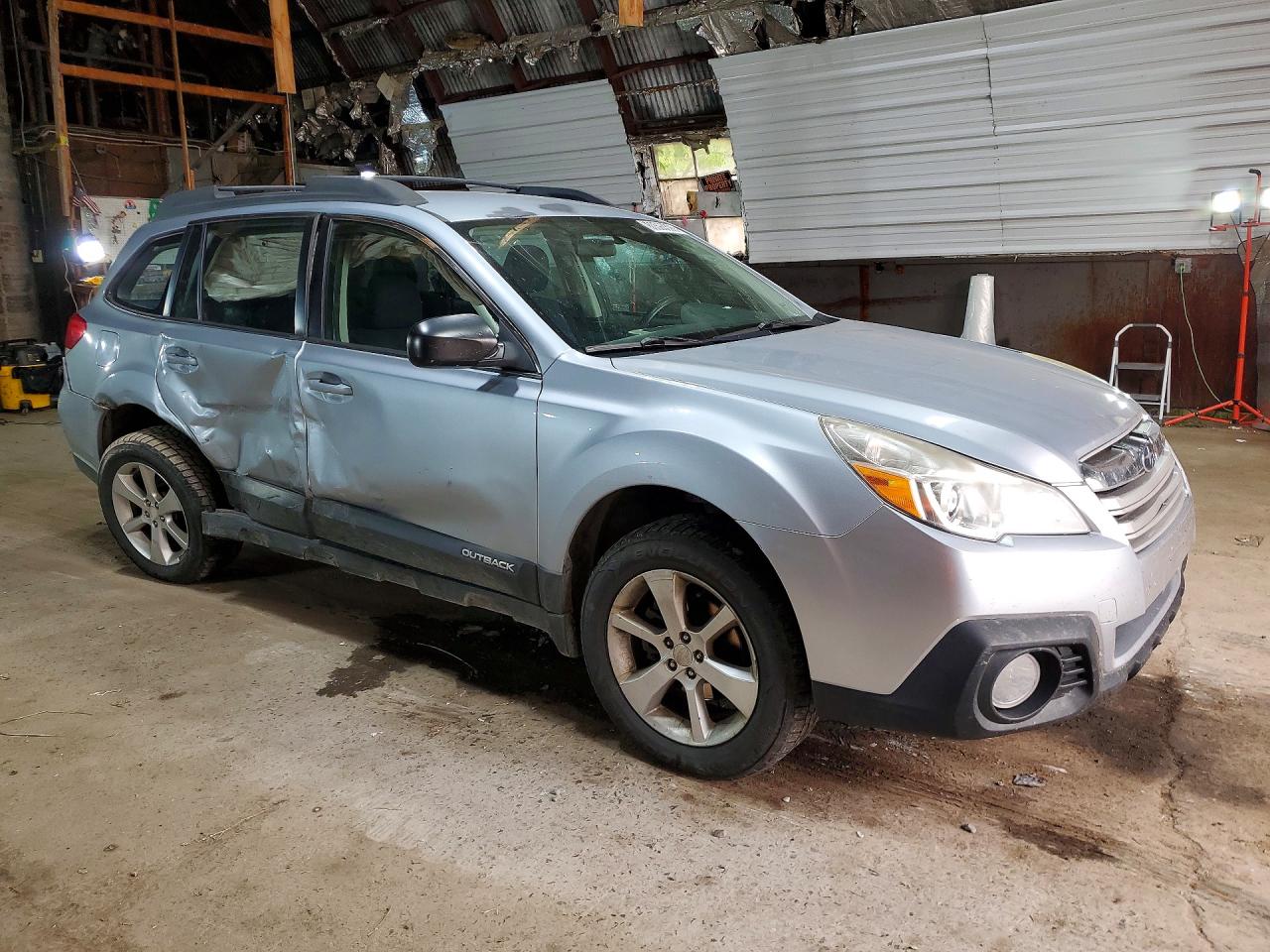 2014 Subaru Outback 2.5i Silver vin: 4S4BRBAC5E3261824