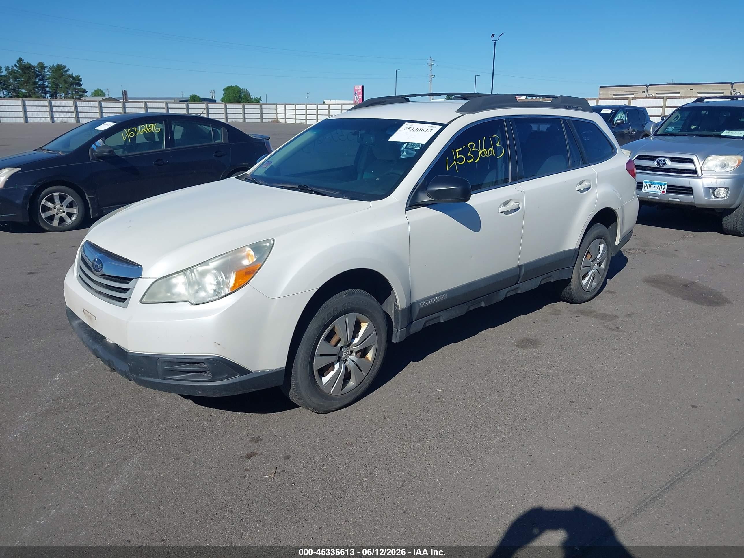 2010 Subaru Outback 2.5i White vin: 4S4BRBAC6A3364731