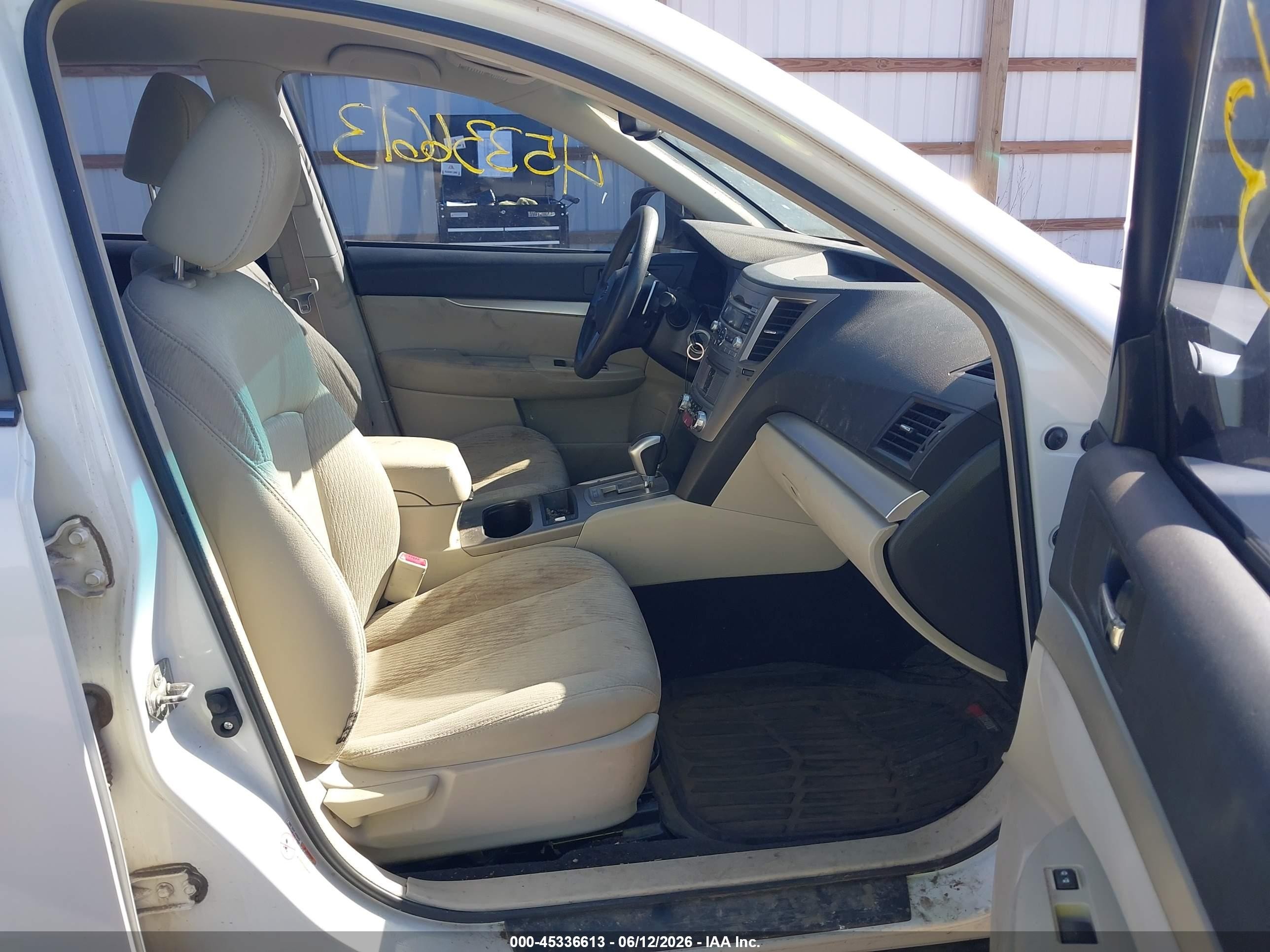 2010 Subaru Outback 2.5i White vin: 4S4BRBAC6A3364731