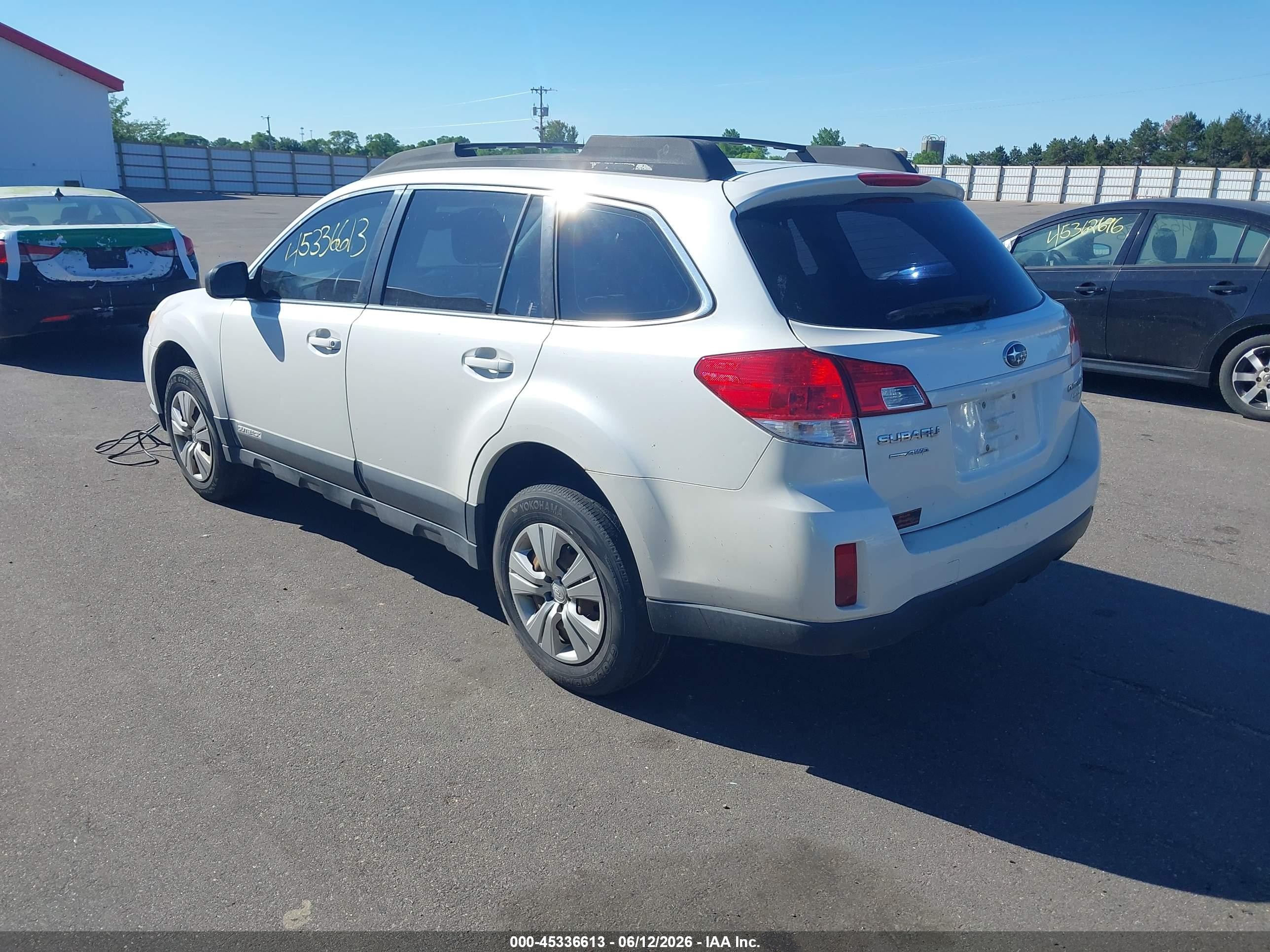 2010 Subaru Outback 2.5i White vin: 4S4BRBAC6A3364731
