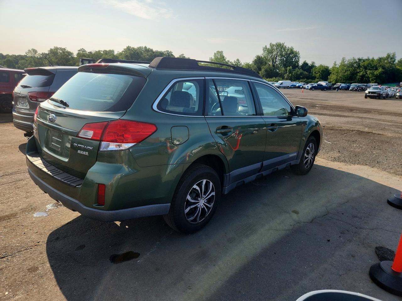 2011 Subaru Outback 2.5i Зеленый vin: 4S4BRBAC7B3433802