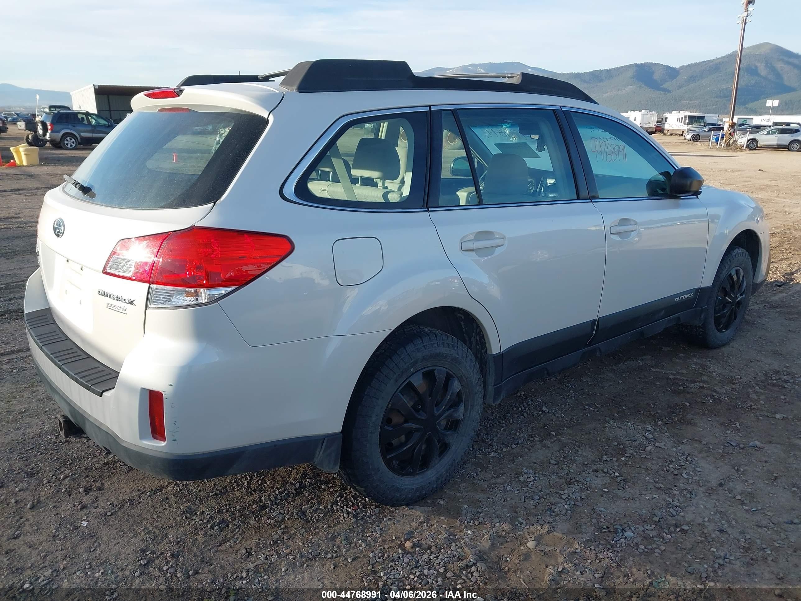 2013 Subaru Outback 2.5i White vin: 4S4BRBAC7D3215779