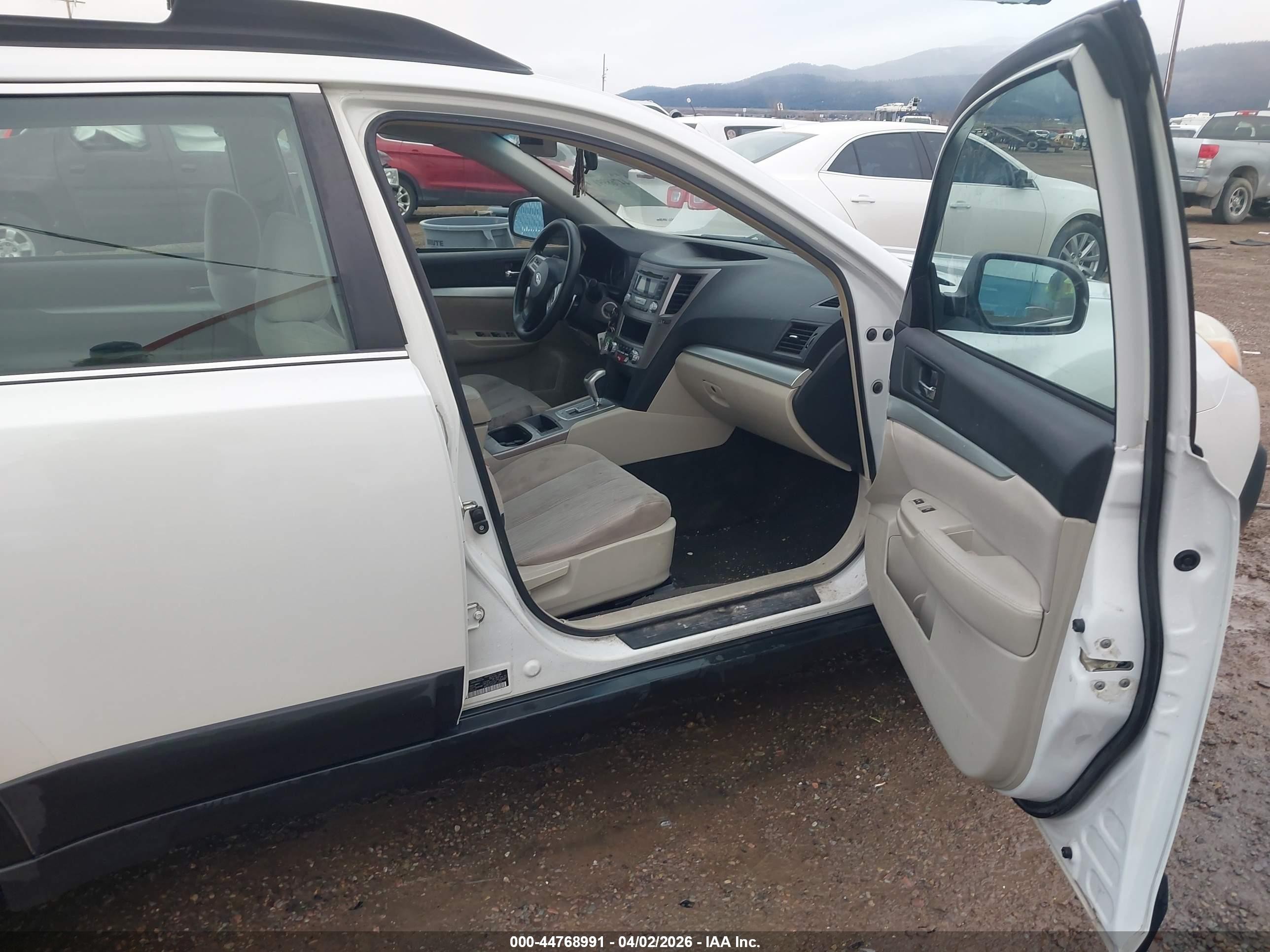 2013 Subaru Outback 2.5i White vin: 4S4BRBAC7D3215779