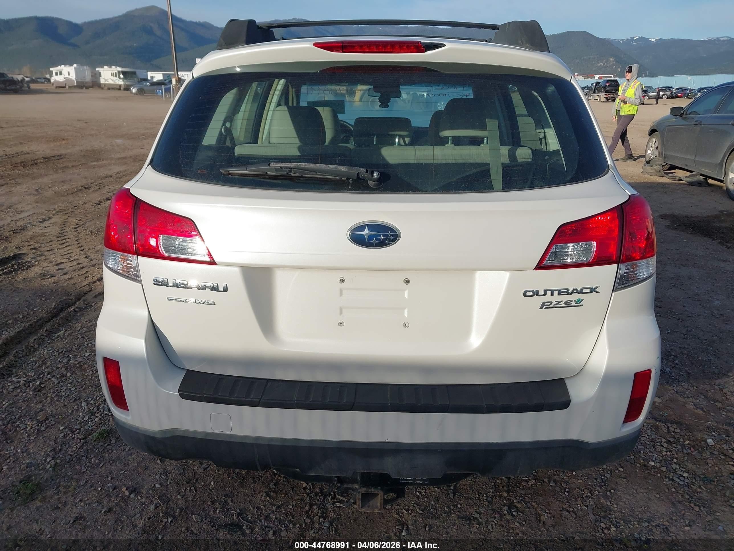 2013 Subaru Outback 2.5i White vin: 4S4BRBAC7D3215779
