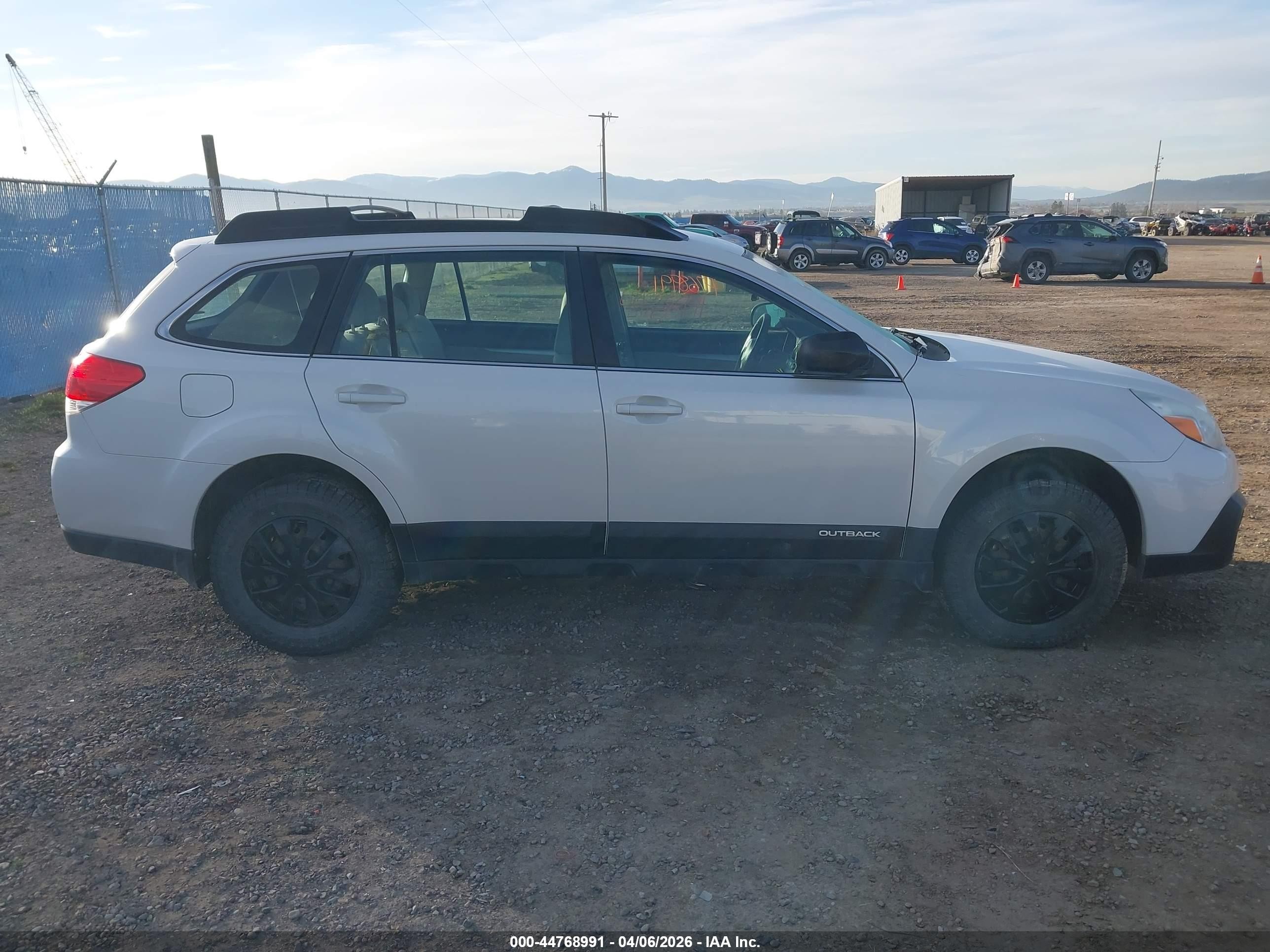 2013 Subaru Outback 2.5i White vin: 4S4BRBAC7D3215779