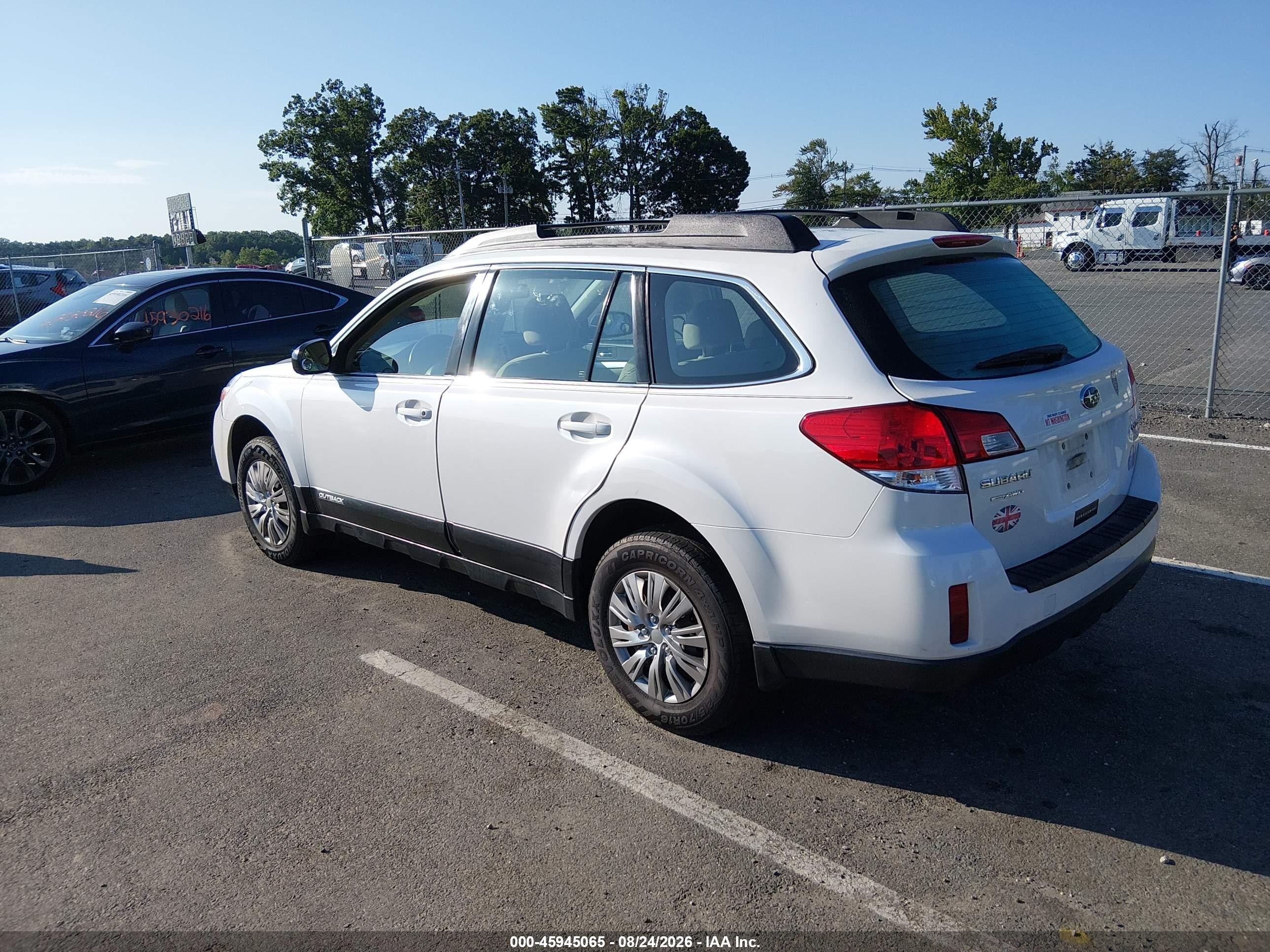 2013 Subaru Outback 2.5i White vin: 4S4BRBAC7D3296802